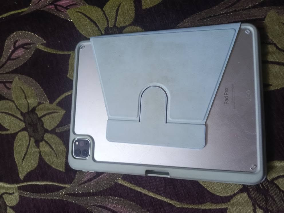 سلام عليكم 
> *للبيع iPad Pro 11 inch 2024 - M2 - ذاكرة 128*
>
> الجهاز بلادي وكالة، ما مبدل بي ولا قطعة وشرط الفحص
> مامفتوح ولا مصلح ابد
> البطارية 92% 🔋 فول
> شاشة 120Hz - ينطي 120 فريم بالببجي ثابتات
> استخدام دراسة فقط، نظافته 100%
>
> *ملحقاته كاملة:* شاحن اصلي + كيبل + حافظة + الكارتونة
>
> السعر 750 الف وبيه مجال للشراي
> مكاني: الكوت حي الجهاد
    توصيل موجود
> الي يريده يراسلني خاص دهل اوران, واسط
