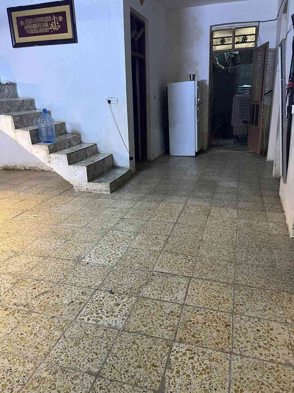 السلام عليكم بيت المساحه 250 متر بي غرفتين وصاله جبيره مناور ثنين واحد مطبخ حار غرف ثنين صاله جبيره استقبال 7×5 كراج يصير قطعه وحده طابق واحد مكانه البلديات ملحق المعسكر خدمات جديده ماء جديد وداخل للمنطقه تبليط وخدمات ***********

