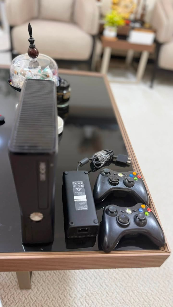 Xbox 360
ما مفتوح شرط الشغل وياه يدتين باتري مو واير قرص وكلشي شغال بي محولة وشاحنه يدات وبي طن العاب مليون لعبة منزل بي ب ١٥٠ الف قفل ١٤٩ ما ابيع 

***********
