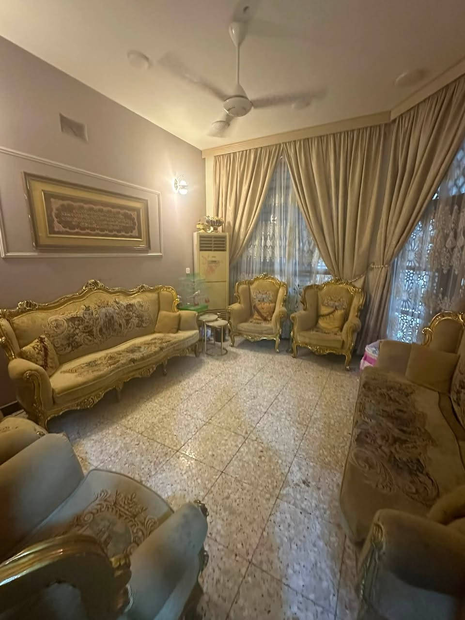 للبيع زعفرانيه شارع المعهد قرب حلويات لبنان فرع ازياء علي ياس 🏠
البيت يحتوي ع ٣ طوابق 
الطابق الاول مطبخ و استقبال و صاله و غرفتان و حمام و منور عدد ٢
الطابق الثاني مطبخ و صاله واستقبال وحمام و غرفتان و بلكونه كبيره 
الطابق الثالث مطبخ و صاله و استقبال وحمام و غرفتان و بلكونه كبيره و سطح كبيره 
المساحه ١٤٣📏
نزال ١٩
الواجهة ٧ ونص 
طابو صرف 
بناء ٢٠٢٤ حديث 

بناء نظيف 100%

————————-
مطابخ كلهة بورسلين البوب باب صاج و اطار 
طابق الثاني و ثالث و بيتونه سيراميك 

6 غرف 
3 مطابخ 
3 استقبال 3صاله
4 حمامات 
2 منور طرمه جبيره +2بلكونات +بيتونه كبيره جداا 
درج خارجي ماكو داخلي 

  البيت بناء حديث ٢٠٢٥ من داخل الطابق الثاني و ثالث و بيتونه سيراميك و طابق الاول كاشي البوب احسن نوعيه و بالنسبه الشارع بس يكمل البيت الي بصفه يصير  مقرنص 

 
الرقم الرقم ***********📌
الاتصال فقط شرايه
