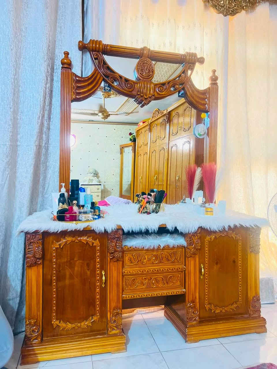 السلام عليكم تخم كامل ب200 مع طبلة وسطية 
كرسي هزاز جديد ب60
ثريات كامله ب25 الف 
مع 2 تيبلام 
واكو مديل ثاني هم 25 الف 
مع اربعة تيبلام حايط 

سبلت 2 طن للبيع ب300 وبي مجال 
تعليك غرفة 

غرفة اخشاب ثكيلة ونظيفة 100‎%‎ بمليون كلشي ما تحتاج 
وعندي كاونتر هم 

الي تحب يشوف  الاثاث الهلا بيها 
منطقة البلديات حي التجار قرب اسواق الاخوين

كل الاثاث بي مجال ونظيف 
ميز بلازمه هم للبيع

التواصل على رقم 
***********
