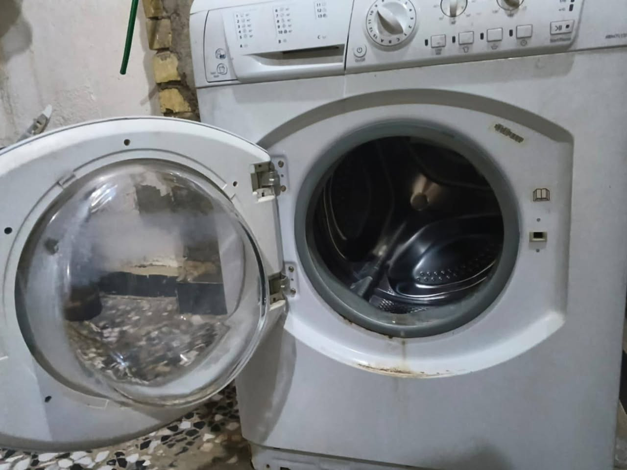 السلام عليكم غساله نوعيتها ارستون وزنها ٩كيلو جديده ما داخله تصليح تشتغل كلشيء ما بيها بيها شوي ضرر زنجار بالباب فقط بيها نظام حراره سعرها ١٢٥ الف وبيها مجال للشراي مكانها بغداد حي البتول للاستفسار الاتصال على الرقم ***********
