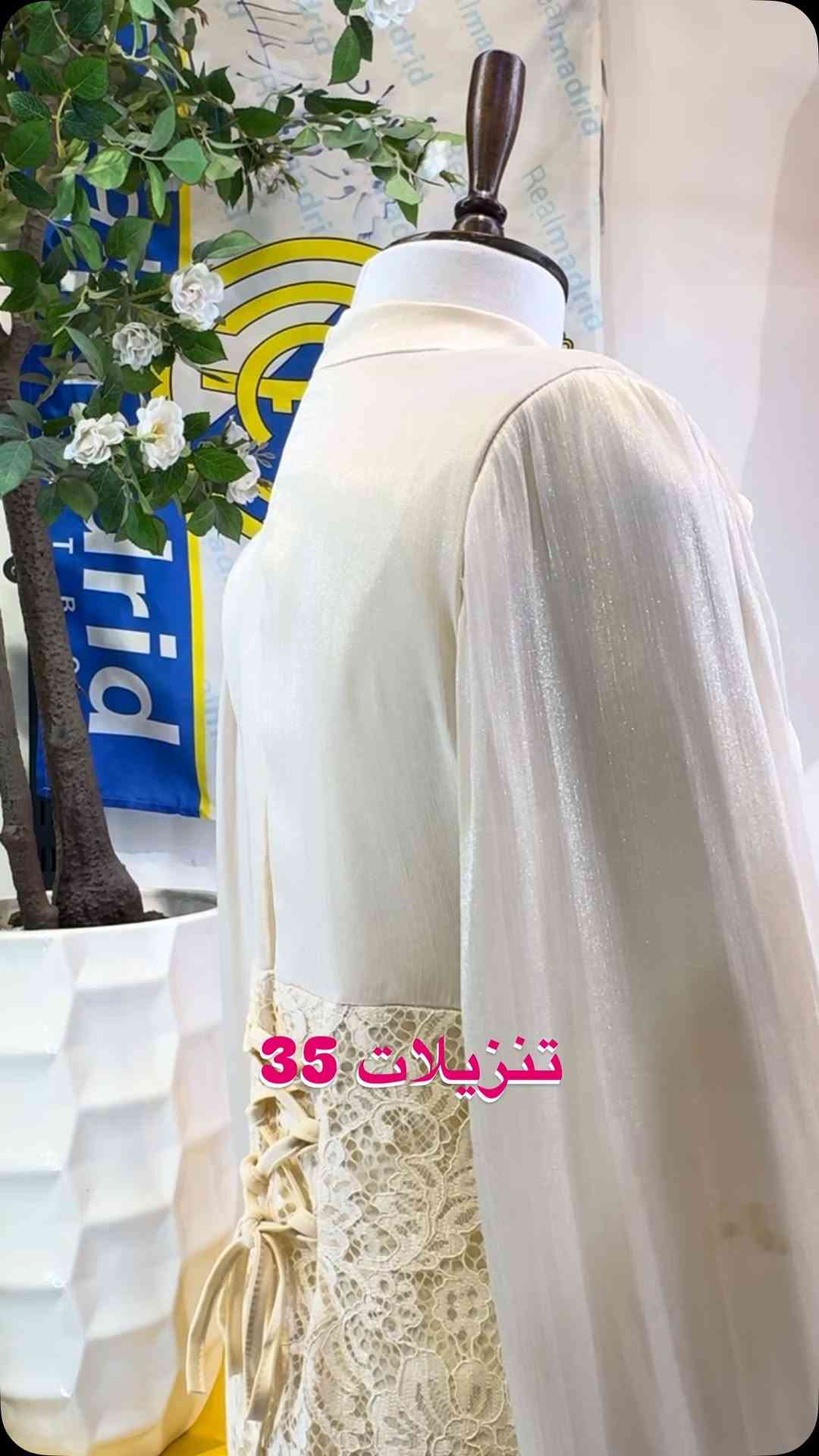 متوفر 3 الوان …..جوزي ….ماروني …..أف وايت …..متوفر قياس 38…40…42…44….#العراق

نص مكتوب في الصور:
- تنزيلات 35