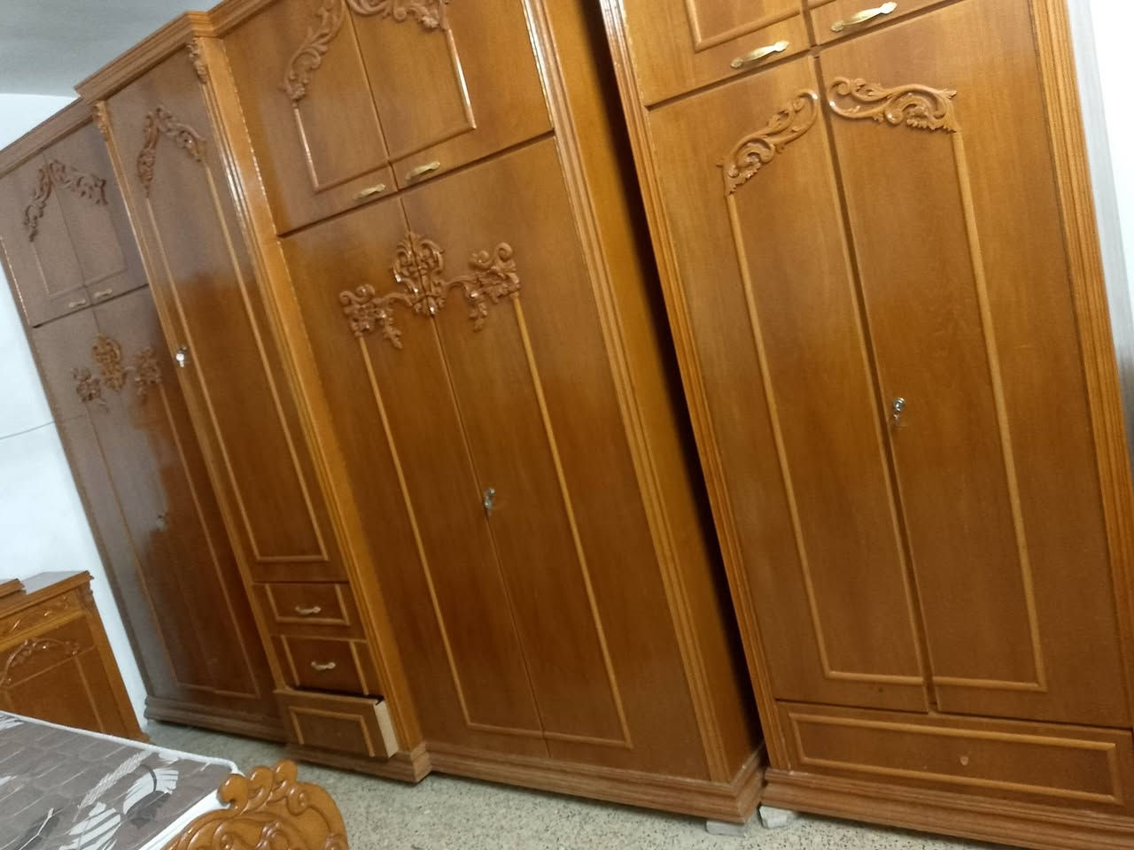 غرفه خشاب عراقي نظيفة وجديده مستعمله قليل جدآ للبيع ..  تواصل ع رقم ***********
