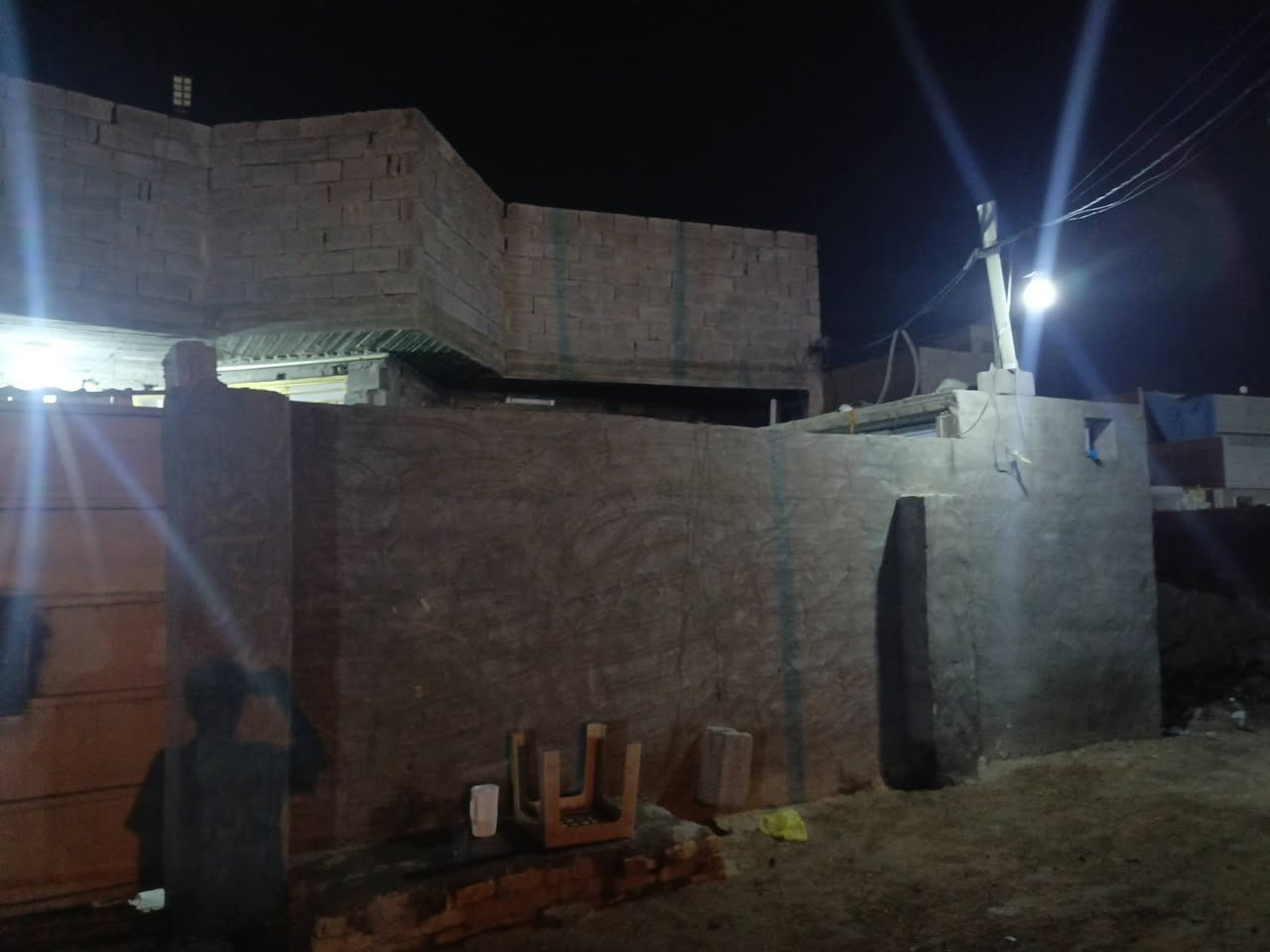 سلام عليكم بيت للبيع او مراوس بقطعت ارض او سياره مساحت البيت 250متر شارع عشره 8بيت عن لربعين قرب مجمع الرحاب جبيل بناء 2024 كامل نقصه بس لواجهيه ما مشتغلهة مساحت لبناء 200باقي 50متر ما مبنيه بصف لبيت  مشي بي معامله عل طابو ومستلم رقم لطابو بس حالين طابو زراعي سند 25السعر 70وبي مجال  تجي وبيك خير وتدلل هاتف ***********

