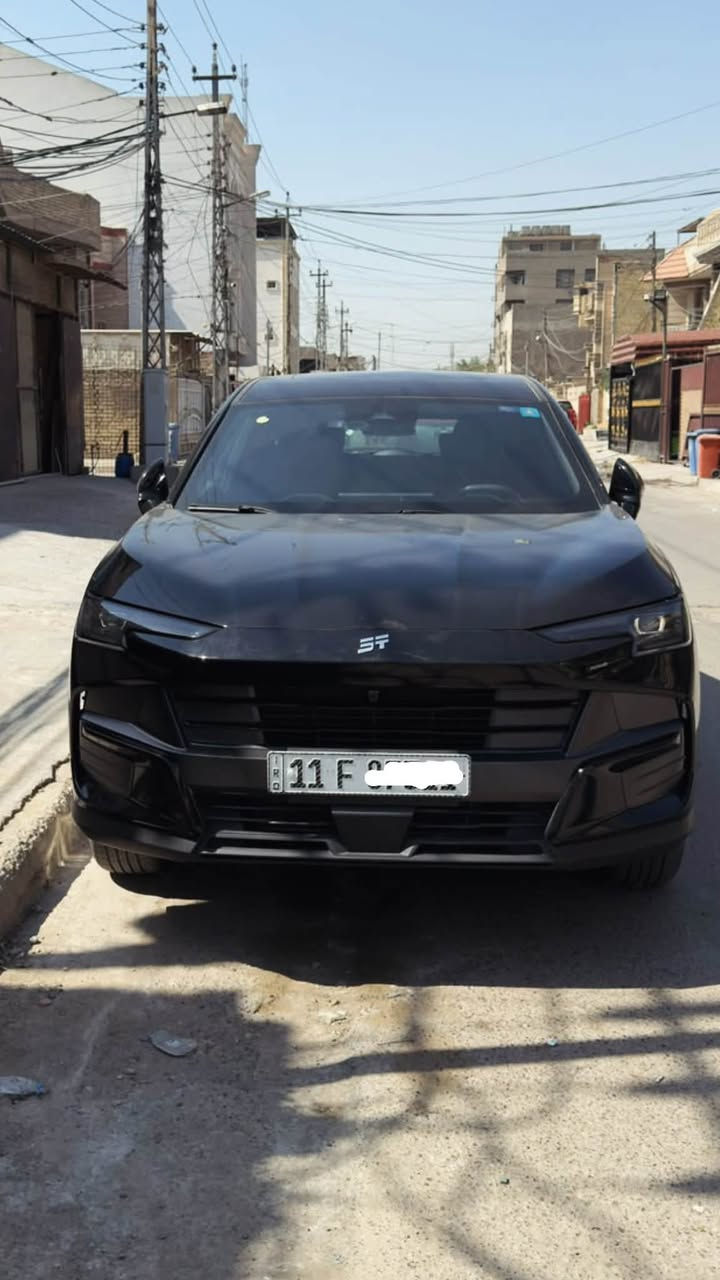 جيتور L6 Luxury  للبيع 
بيها رصعة مسحوبه pdr  فقط 
📋 التفاصيل الأساسية:

 الموديل: 2025 (بلج إن هايبرد / Plug-in Hybrid)

 الممشى: 8الف 

 الفئة: لكجري (مواصفات كاملة)

 اللون: أسود ملكي

 الكفالة والضمان: كفالة عامة، وضمان شركة هارلم لمدة 10 سنوات

🛠️ المواصفات والكماليات:

 بانوراما كاملة

 بصمة تشغيل

 تشغيل عن بعد

 مرايا قابلة للطي مع إشارات مرايا

 جنطة كهرباء

 كراسي كهربائية

 دخول ذكي

 ليد داخلي فخم

 شاشة وسطية ضخمة تدعم خاصية كار بلاي (CarPlay)

السيارة بحالة الشركة تماماً وجاهزة للكشف والتحويل.

📍 العنوان: بغداد
السعر :- ٢٩،٥٠٠ دينار عراقي 

📞 ***********
