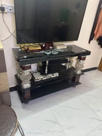 ميز تلفاز • نظيف • يحمل وزن ثقيل