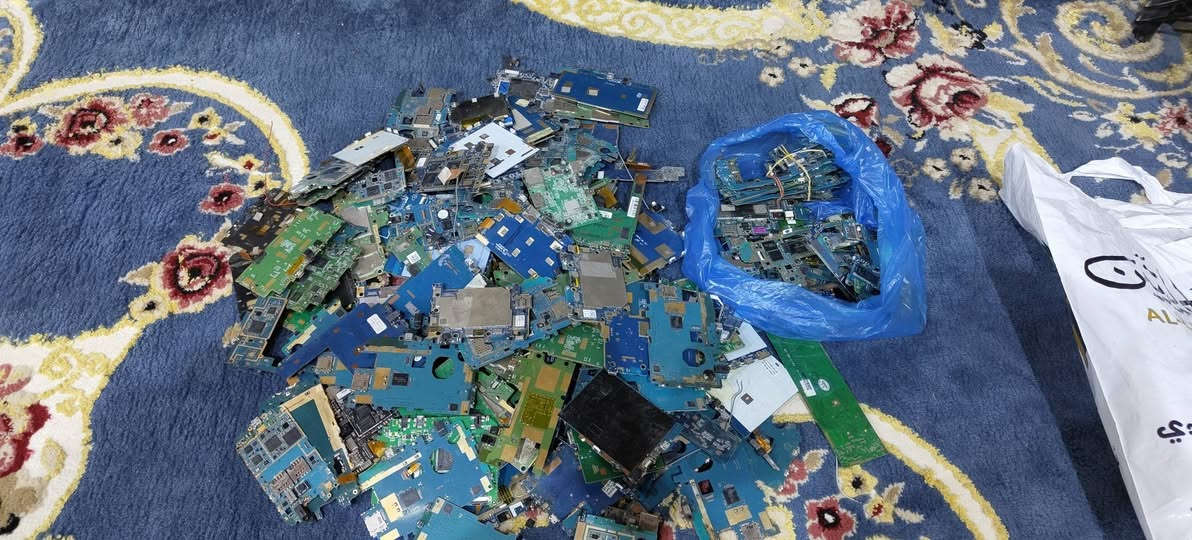 بوردات نوكيا 670 قطعه اصلي معزول ولهندي معزول وبوردات ايباد 70 قطعه وكيلوين كامرات ***********
