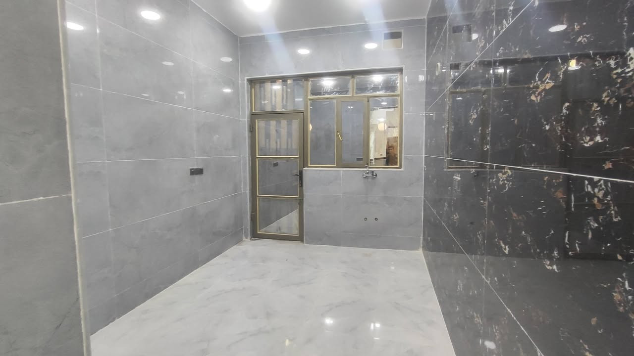 دار للبيع المساحه 140 متر بناء درجه اولى وحديث حي مغربه الشيشان الثانيه ظهر البنزين خانه وقرب السوق رقم الهاتف ***********
