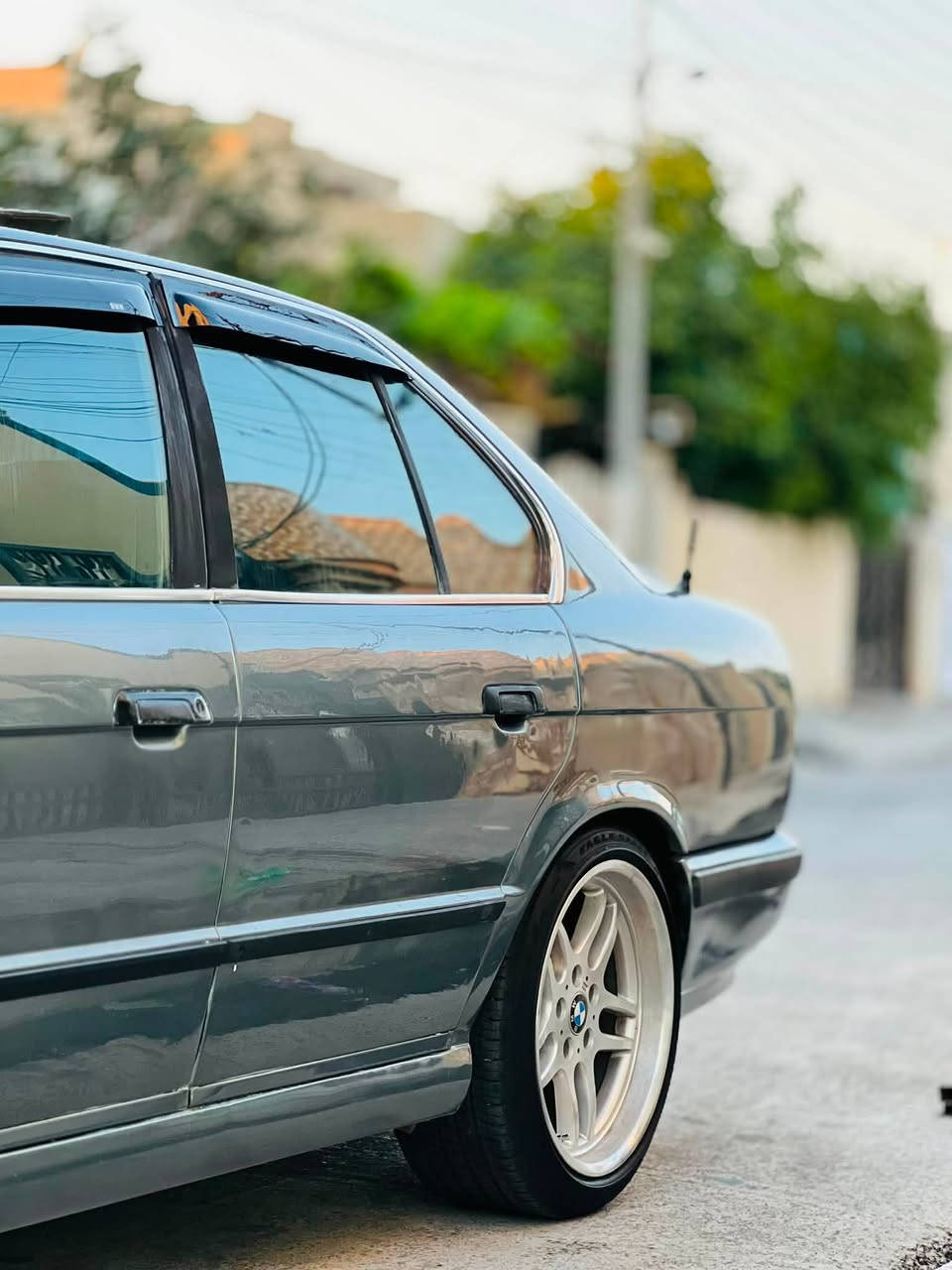 السلام عليكم BMW530فل سياره نضيفه ونصبه عليها ويل Mسياره مصروف عليها وعليها ادامه  كامله كير اوتو متصرف عليها ربع كامله دعاميات Mالعنوان موصل ايسر***********
