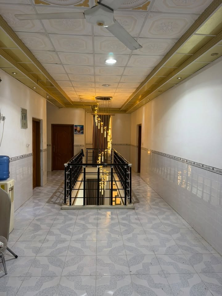 بيت طابو صرف مساحة 250 متر النجف حي الجامعة منطقة 78 طابقين بناء سنة 2011 يحتوي غرفة نوم وصالة واستقبال ومطبخ ومجموعة صحية والطابق الثاني ثلاث غرف نوم ومجموعة صحية ومخزن وهول للتفاصيل اكثر *********** 
السعر 700 مليون مع المجال البسيط
