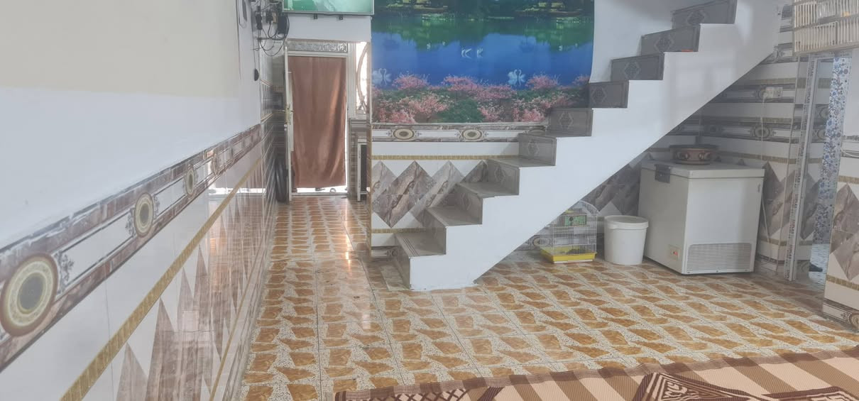 بيت للبيع منطقة ابو رمانه خلف مركز الشرطه المساحه ١٣٠ قاطين الأرضي صحيات حمام خارجي وداخلي واستقبال ومطبخ وصاله وغرفه . والقاط الثاني ٣ غرف . السعر ١١٠ اي استفسار الاتصال على هذا الرقم ***********
