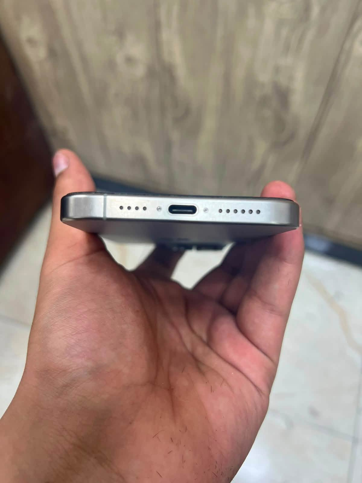 سلام عليكم عندي ايفون 15 pro max
ذاكره 256 نمودج ام جهاز جديد الله شاهد 
زلغ مابي ملحقات ماكو ويا سعره مليون وبي مجال 
مكاني بشعب شارع عدن 
رقمي ***********

نص مكتوب في الصور:
- ٧:٤١
- ٣٨
- حالة البطارية
- عادية
- تعمل بطارية iPhone هذه على النحو المتوقع. حول البطارية والضمان...
- الحد الأقصى للقدرة
- ٨٤٪؜
- هذا قياس لقدرة البطارية مقارنة بقدرتها عندما كانت جديدة. قد تتسبب القدرة المنخفضة بتقليل ساعات الاستخدام بين عملية الشحن والأخرى.
- عدد الدورات
- ٧٥١
- هذا هو عدد مرات استهلاك iPhone لققدرة البطارية.
- معرفة المزيد...
- تاريخ التصنيع
- شباط ٢٠٢٤
- أول استخدام
- حزيران ٢٠٢٤
- ٧:٤٢
- حول
- الاسم
- Ased hussein
- إصدار iOS
- 26.5
- اسم الطراز
- iPhone 15 Pro Max
- رقم الطراز
- MU793AA/A
- الرقم التسلسلي
- FPC2X9YNVT
- انتهت صلاحية التغطية
- الأغاني
- الفيديوهات
- ٦٨٣
- ١,٥٦٣
- الصور
- ٦٣
- التطبيقات
- السعة
- ٢٥٦ غ.ب.