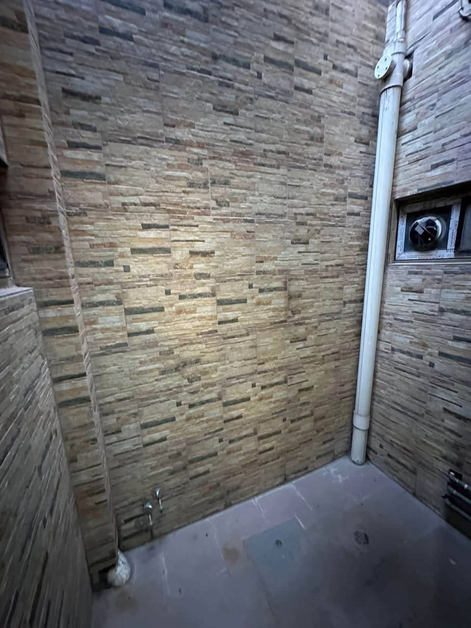 #للايجار_في_السيدية ⭐️
🏡 دار سكني للإيجار | مساحة 175م²

📍 الموقع: السيدية

✨ مواصفات العقار:
• 4 غرف نوم 🛏️
• صالة
• مطبخ
• خدمات صحية
• كراج 🚗

💰 بدل الإيجار: مليون و250 ألف دينار

📞 للاستفسار: ***********
📱 يتوفر واتساب

📍 أو زيارة موقع المكتب:
السيدية – شارع الكويتي

🏡 مكتب حلم عقاري للوساطة العقارية
