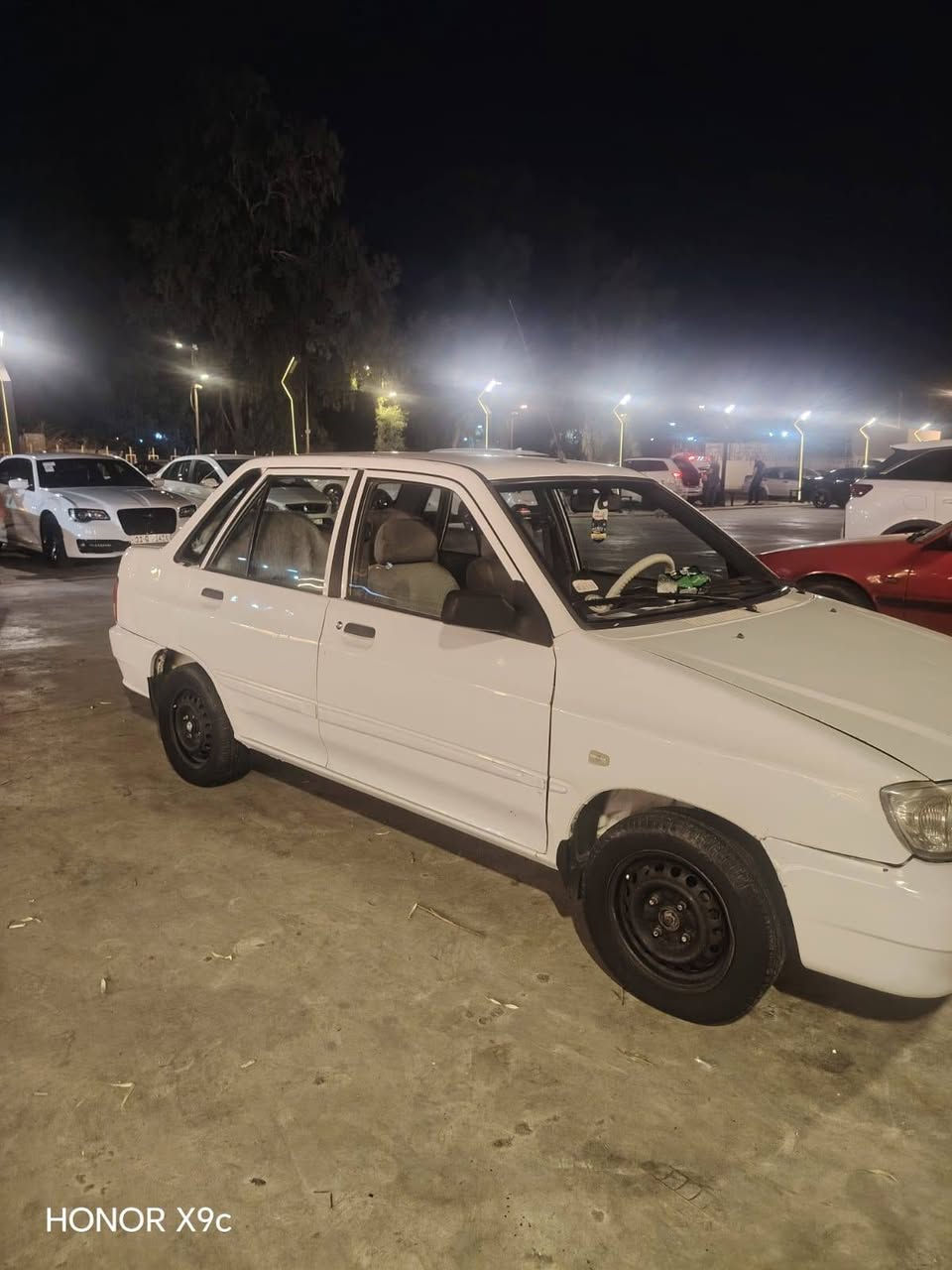 سايبا للبيع.. سيارة نظيفة وخير من الله 🚗✨
​السعر: 33 ورقة (وبيها مجال قليل للطيبين)
​المواصفات:
​قفل مركزي
​تبريد ثلج ❄️
​مسجل بلوتوث 🎶
​كابون بنزين
​البودي: بيها حزام للجمالية فقط، بدون قطرة معجون.. السيارة نظيفة وجديدة.
​الملاحظات: بيها أثر نفخ بسيط (السيارة منصوبة وجاهزة).
​📲 للتواصل: *********** (الرقم بيه واتساب

نص مكتوب في الصور:
- HONOR X9c