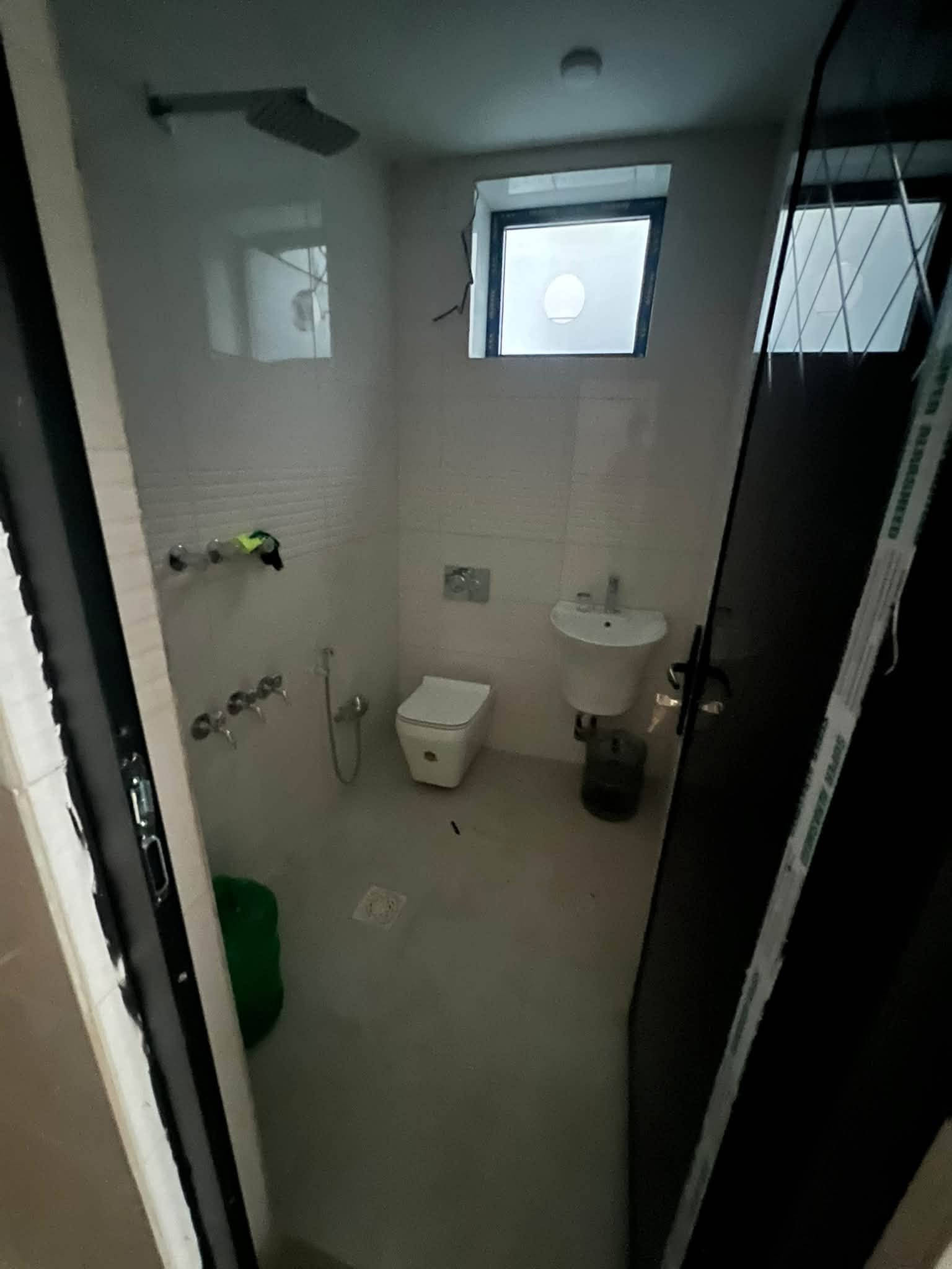 الدار للبيع 🏠
المساحة 95 م 
الواجهة 5 م 
النزال 19 م 
السعر ب275 مليون وبي مجال بسيط 🫰
العنوان الشعب شارع الاسواق المركزية مقابيل كلية الامام الكاظم عليه السلام ❤️
عرض الشارع 15 م 
عرض الرصيف 4 م امام البيت 
( مدخلين )🫰
يحتوي الطابق الارضي على كراج صغير  وخدمات خارجية واستقبال ومطبخ معزول ومنور وخدمات وغرفة نوم 
ويحتوي الطابق الثاني على غرفتين نوم وخدمات ومكان غسالة وبيتونة وسطحين
للاستفسار ***********

