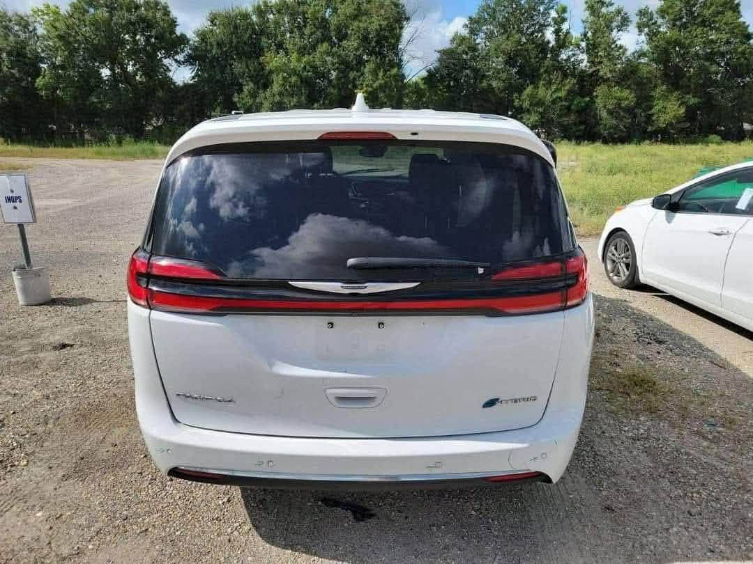 🚘 للبيع Chrysler Pacifica Hybrid موديل 2022 فول مواصفات
• الموديل: 2022
 • المحرك: هايبرد (بنزين + كهرباء) V6 سعة 3.6 لتر + محركين كهربائية
 • القوة: 260 حصان
 • ناقل حركة: أوتوماتيك (e-CVT)
 • الدفع: أمامي FWD
 • الممشى: 94 كم فقط (جديدة كلش)
 • اللون: أبيض لؤلؤي

✅ المواصفات:
 • داخلية جلد فخم بلون أنيق
 • مقاعد كهربائية مع تبريد وتدفئة
 • نظام ترفيه خلفي مع شاشات
 • شاشة وسطية لمس + نظام ملاحة
 • كاميرات محيطية 360°
 • مثبت سرعة ذكي + تحذير مغادرة المسار + رادار مانع تصادم
 • تشغيل بصمة + دخول ذكي
 • USB + بلوتوث + Apple CarPlay / Android Auto
 • إضاءات LED أمامية وخلفية
 • رنجات كروم أصلية

⸻

📌 السيارة فول مواصفات وكالة، ماشية 94 كم فقط، صافية وما ناقصها شي.
📌 هايبرد اقتصادية (بنزين + كهرباء)، تمشي كهرباء بحدود 50 كم والمجموع يوصل أكثر من 500 كم
ملاحضة السيارة وارد امريكي بدون ايرباك بيها جاملغ خلفي فقط صبغ مكاني الدورة *********** السعر 245 وبية مجال
