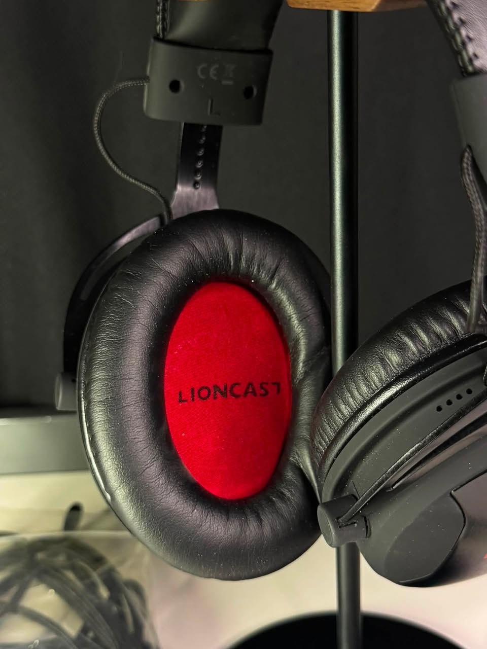 ⸻

🎧 Lioncast LX55 Gaming Headset

🔥 صوت قوي… وتركيز كامل داخل اللعبة

إذا تبحث عن سماعة ألعاب مريحة بجودة صوت ممتازة وسعر منافس، فإن Lioncast LX55 تقدم تجربة متوازنة للألعاب، المحادثات، والاستخدام اليومي.

⸻

✨ أبرز المميزات

🎧 صوت Stereo واضح مع تفاصيل دقيقة داخل الألعاب.

🎙️ مايكروفون عالي الوضوح لعزل الضوضاء أثناء الدردشة.

🛋️ وسائد أذن مبطنة ومريحة للاستخدام لساعات طويلة.

🔊 تعريف واضح لخطوات الأقدام والمؤثرات داخل اللعبة.

🎮 تصميم خفيف وعصري مناسب للكيمينك.

🎛️ تحكم سريع بالصوت من خلال السلك.

⸻

🎮 الأجهزة المدعومة

✅ PC

✅ PlayStation 4 / PlayStation 5

✅ Xbox One

✅ Nintendo Switch

✅ Laptop

✅ Mac

✅ الهواتف الذكية (منفذ 3.5mm)

⸻

📦 محتويات العلبة

✔️ سماعة Lioncast LX55

✔️ مايكروفون

✔️ محول Y للكمبيوتر

✔️ دليل الاستخدام

⸻

💙 لماذا تختارها؟

✔️ صوت نقي وتجربة لعب ممتعة.

✔️ مايكروفون واضح للتواصل مع الفريق.

✔️ راحة أثناء الاستخدام الطويل.

✔️ توافق مع أغلب الأجهزة.

✔️ قيمة ممتازة مقابل السعر.

⸻

📩 للاستفسار أو الحجز، راسل صفحة YOUSEF TECH.
          
واتساب/***********📞

🚚 التوصيل متوفر إلى جميع محافظات العراق.

⸻

#YousefTech #Lioncast #LX55 #GamingHeadset #PCGaming #PlayStation #Xbox #NintendoSwitch #GamingGear #Headset #IraqGaming
