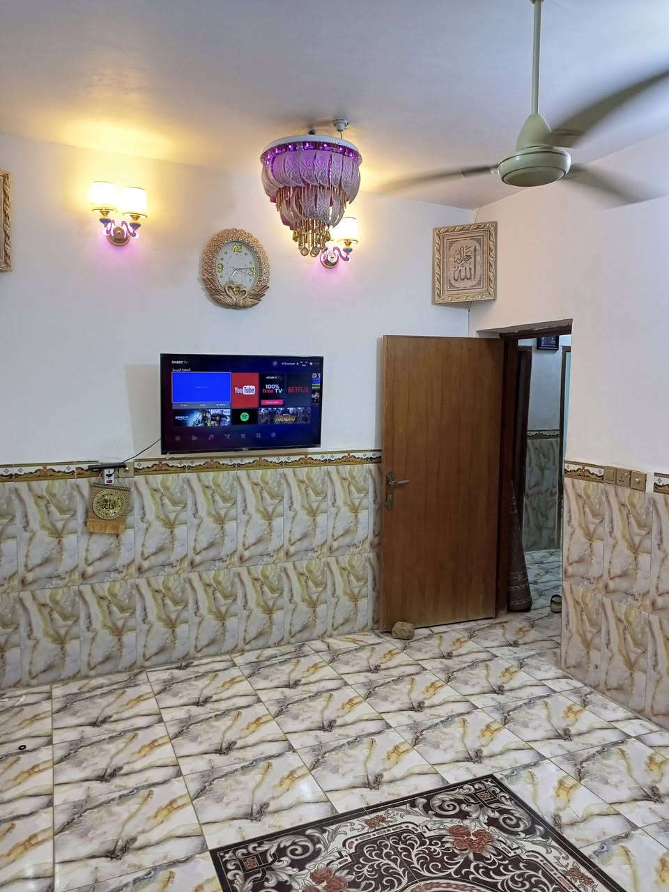 السلام عليكم 
بيت للبيع مساحة 100 متر ركن طابقين على شارعين جاهز ونضيف يتكون الطابق الارضي من غرفتين وصاله واستقبال ومطبخ وصحيات داخلية وخارجية الطابق الثاني غرفه وصاله كبيره وسطح.... خدمات كامله تبليط وماي ومجاري... موقع مميز قريب على الشارع العام 
العنوان الديوانية حي العسكري الثاني تقاطع شارع ستين اول فرع. 
للأستفسار اتصل على *********** موجود واتساب
