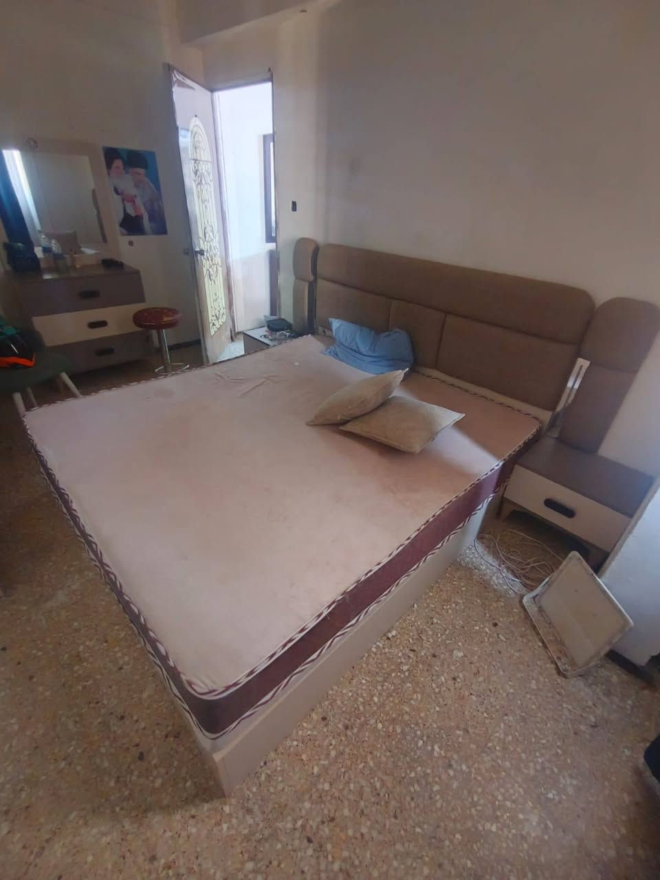 غرفه تركيه للبيع نظيفه ولا شخط ب 550 
بغداد شارع حيفا رقم ***********
