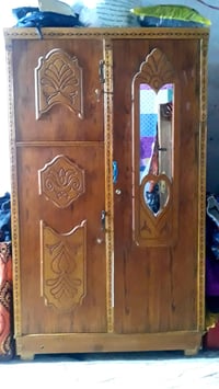 كنتور خشب متين وشغله كلاسيكي حلو، بيه حفر مزخرفة ناعمة. باب منهن بيه م...