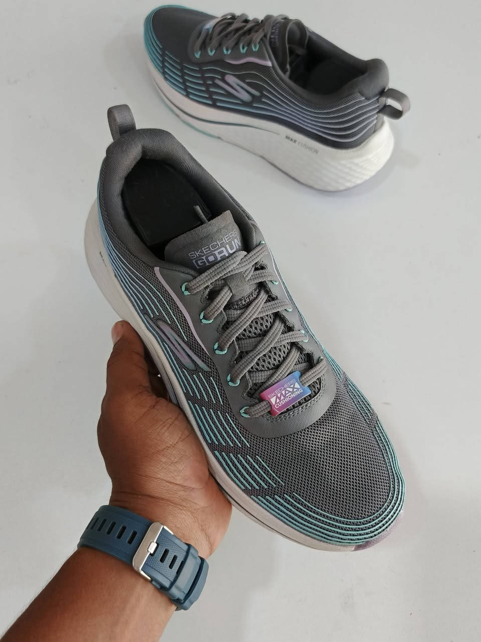 ▪️ سكجر ماكس كوشن باله اصلي اورجنال
▪️قياس 41.5---26.cm طول القدم 
▪️ نسبة نظافة ١٠٠٪ ✅🔥
👟 طبي وزن خفيف مريح القدم 
☎ واتساب ***********☎
🚗 توصيل كافة محافظات العراق 🚗 # #
