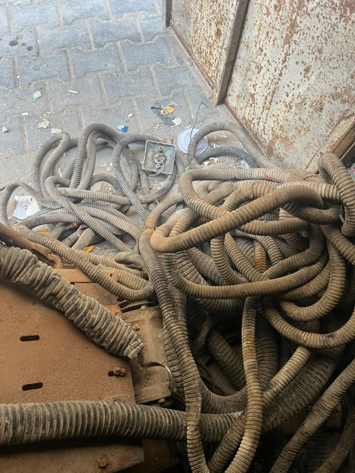 فكس بول  حديد +كيبل ابو ١٦ مسلح +جلكانات عدد٢٠ +بلوجكترات عدد ٣يشتغل نص ونص+مسكات صب  عدد ١٠٠ جوزات ايرثكج عدد ٣٠ كلمن وسعره  الكيبل طوله فوك ٢٠ متر ٤في١٦ واحد ١٠ متر الفكسبول قياسات بيه  ***********
