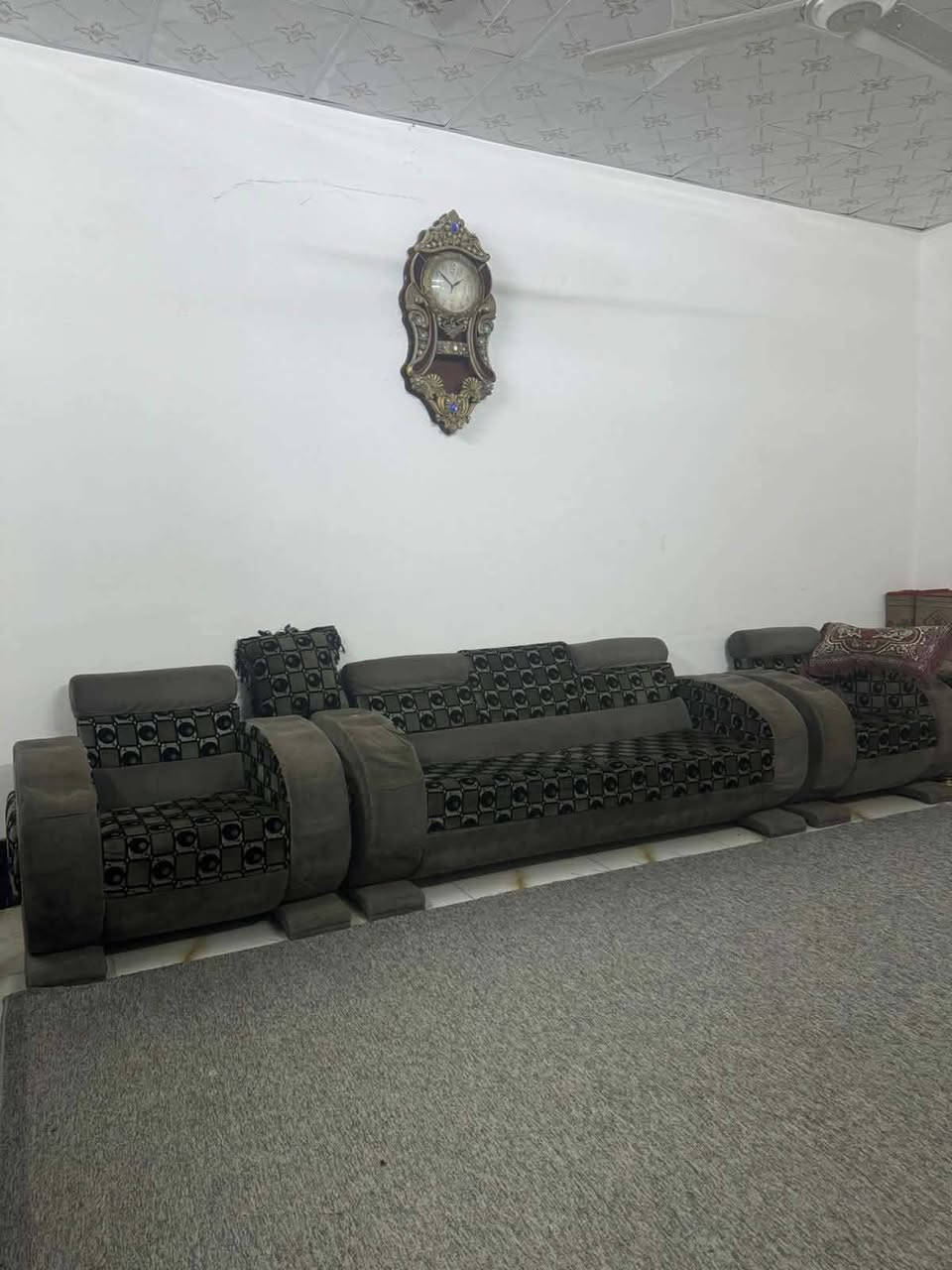 بيت زراعي سند 25 عمود 317  اول متدخل بالبداية مساحته 180م طابقين 
4 غرف نوم   3 منهن سويت 
سعرة 80 وبي مجال
 رقام بي واتساب ***********
