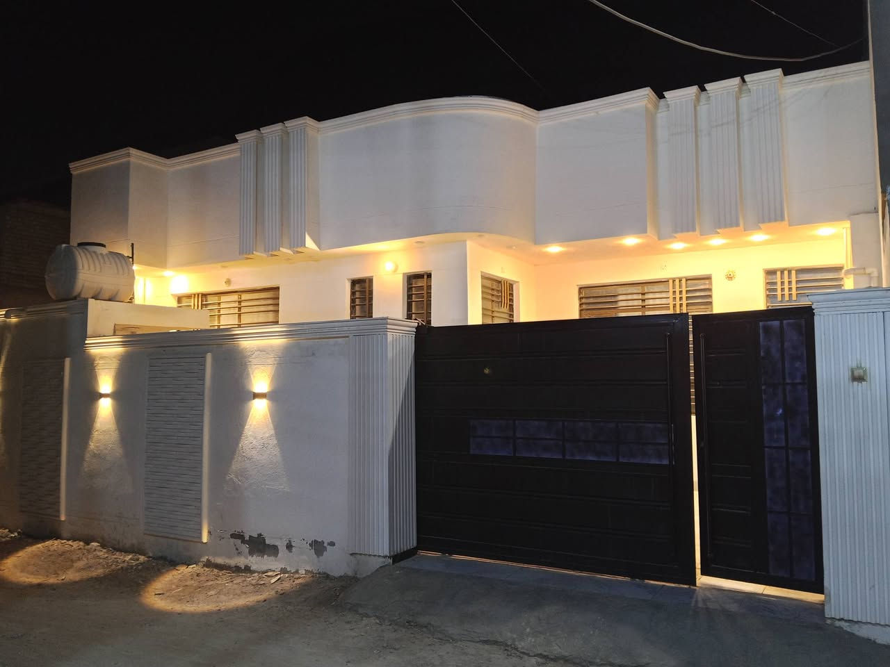 دار للبيع حي المثنى الزراعي شارع النائبة غفران مساحة 230 متر طابق واحد سند 25 بناء حديث سنه 26 واجة 11.5 
عدد الغرف 2 مساحة 5.5*4
هول 7.5*4
استقبال 6*4
مطبخ عدد 2 الول 5.25*4 الثاني خلف البيت على طول الممر 
ممر بيت الاستقبال والمطبخ طول 6*1 كلدور 2*2 طارمه كبيره جدا 
مجمع صحي عدد 2 داخلي وخارجي 
ممر داير البيت 
بيتونه 6*4 
سطح امام البيت وسطح خلف البيت ويتوسطهن بيتونه 
اني صاحب الدار 
اتصال فقط اتصال فقط 
***********
