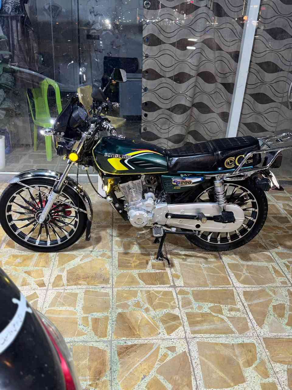 السلام عليكم 

🏍️ للبيع دراجة إيراني نظيفة جداً 🏍️

✨ موديل 2025 – شكل 2026، نازلة 2026
🔹 مكينة 200cc حقيقي أم العينة
🔹 الماكينة سوبر + تبريد للمكينة
🔹 شاشة أم تعرض
🔹 مكفولة كفالة عامة
🔹 الدراجة حلوة ومرتبة ونظيفة جداً
🔹 كاملة ومتكاملة وما ناقصها أي شي
🔹 جاهزة للاستخدام وما تحتاج أي صرف

💰 السعر 950 ألف دينار وبيها مجال للجادين

📍 المكان: بغداد – العامرية
📞 ***********

🔥 دراجة نظيفة ومرتبة، واللي يشوفها على الطبيعة يعرف قيمتها.
