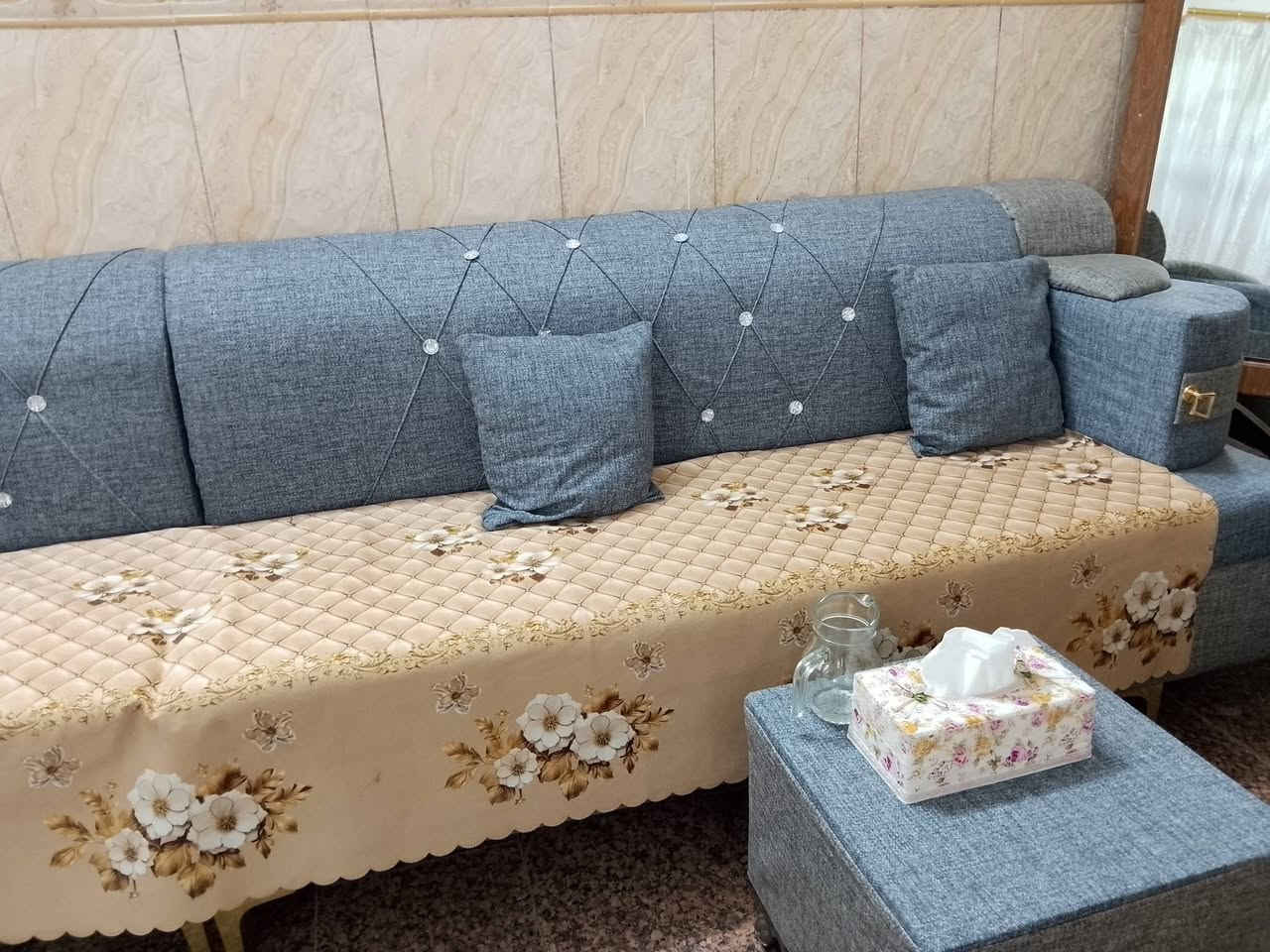 تخم ديوان للبيع جديد صار أسبوع من ماخذه 
يجي ويا  طبلة وكوشات ٦ نفس اللون
الاستفسار عل  ***********
