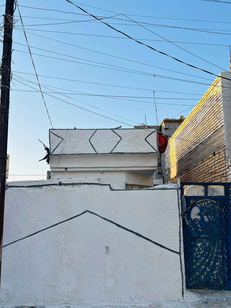 سلام عليكم بيت البيع المساحة ١٠٠ متر منطقة السكلاة ال١٥ الأساس البتلو طابوك والطابق الأول بلوك والطابق الثاني طابوك 
بيت نضيف السعر ٤٠ وبيه مجال طابق ونص البيت جاهز رقم الاتصال والاستفسار ***********
