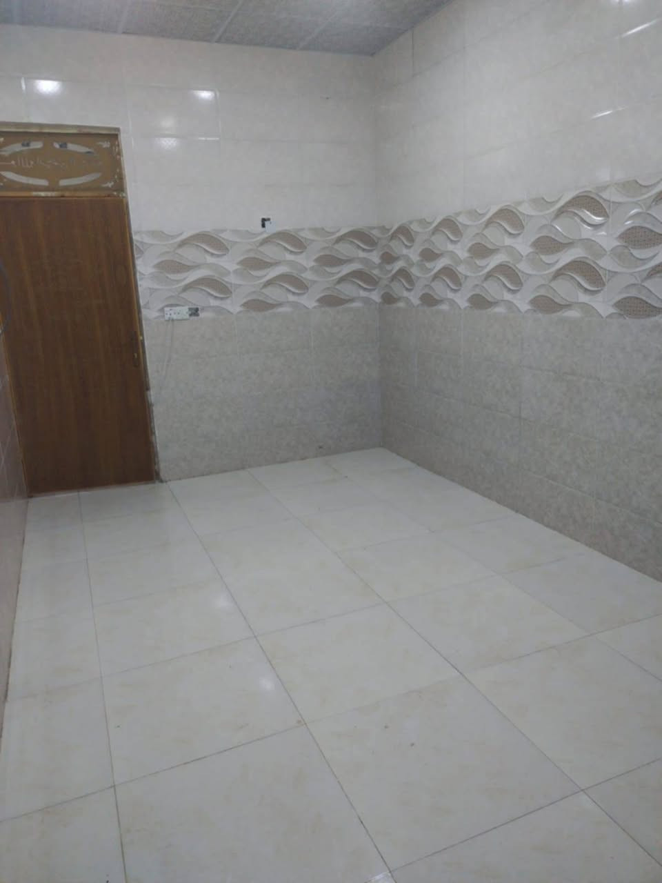 بيت ١٠٠ متر للبيع مقابل عمود ٣٢١ شارع الصب مقابل ملحق قريه الغدير بالخط الاول يبعد عن الشارع ٥٠ متر بشارع ١١ سعره ٤٦ وبي مجال قليل
