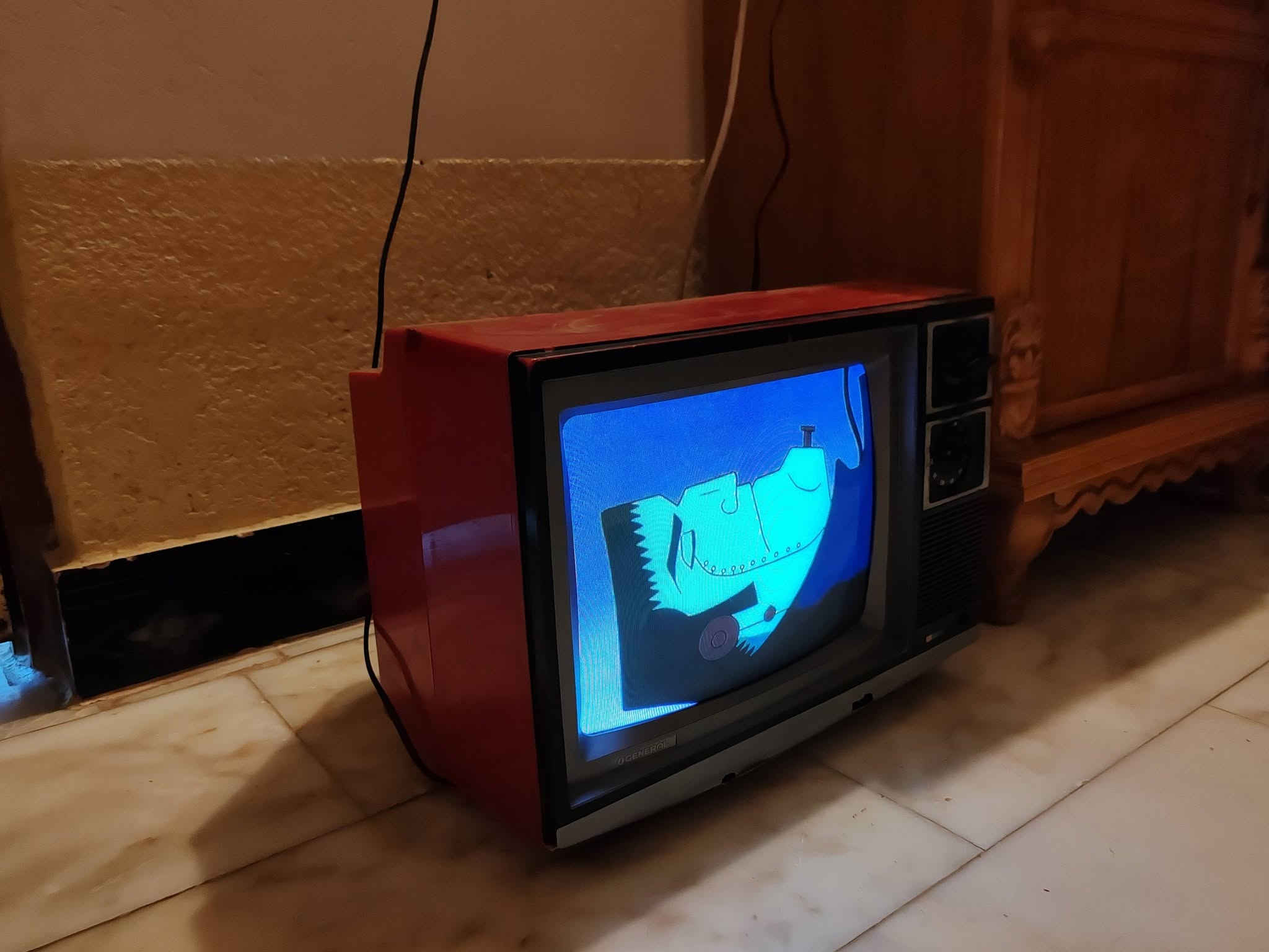 السلام عليكم ...تلفزيون جنرال ياباني حجم 14 بوصه قديم موديل 1981 ..جهاز محور AV   يشتغل كل الصوتيات ...شاشه ممتازه  صوره ممتازه  السعر  75 ألف مع التوصيل
