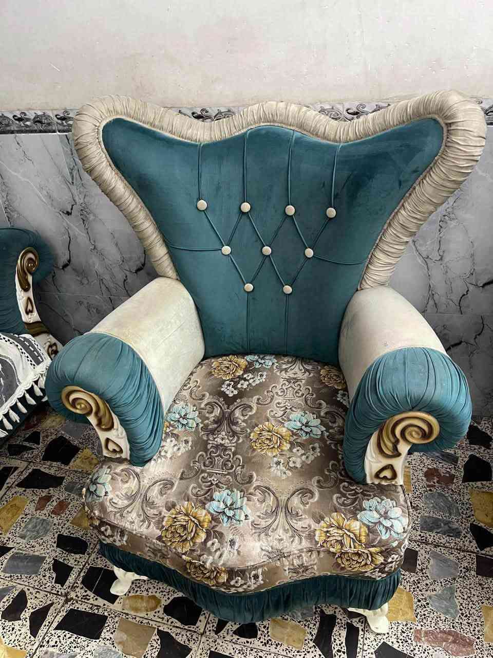 سلام عليكم نصف تخم ملكي تركي اصلي درجه أوله مستخدم شي بصيط او كرسي من الكراسي بيه خشبه داخليه ما مبينه مكسوره بس لازم اذكره لان حرام اغش كلش حلو او ستخدام قليل السعر 250 او بيه مجال  مكاني بياع تقاطع درويش ***********
