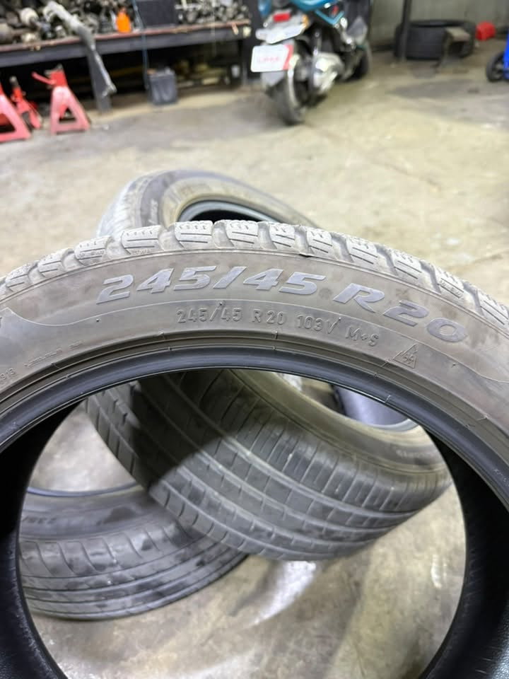 للبيع تخم بيرلي Pirelli اصلي ٤ تايرات رن فلات
قياس 245/45/20
نظيف جداً انتاج ٢٠٢٣ شهر السابع
سعر التخم 400 دولار 
مكاني بغداد العامرية
***********
