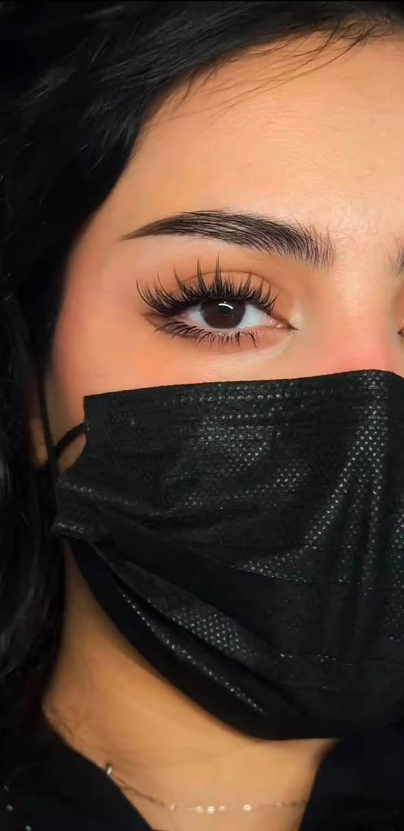 الرموش شعره بشعره تعطيج مظهر طبيعي وأنيق، وتبرز جمال العين بدون مبالغة. إذا تحبين اللوك الناعم واليومي، فهي خيار مثالي ويخلي نظرتج أحلى بكل بساطة.♥️
للحجز واتساب *********** ❤️
