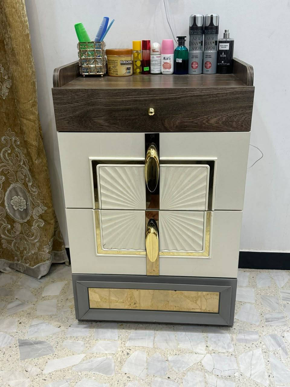 سلام عليكم غرفه تركي أخت جديدة ثقيل مو خفيف 9قطع مكاني بغداد مدينة الصدر ***********

نص مكتوب في الصور:
- رد