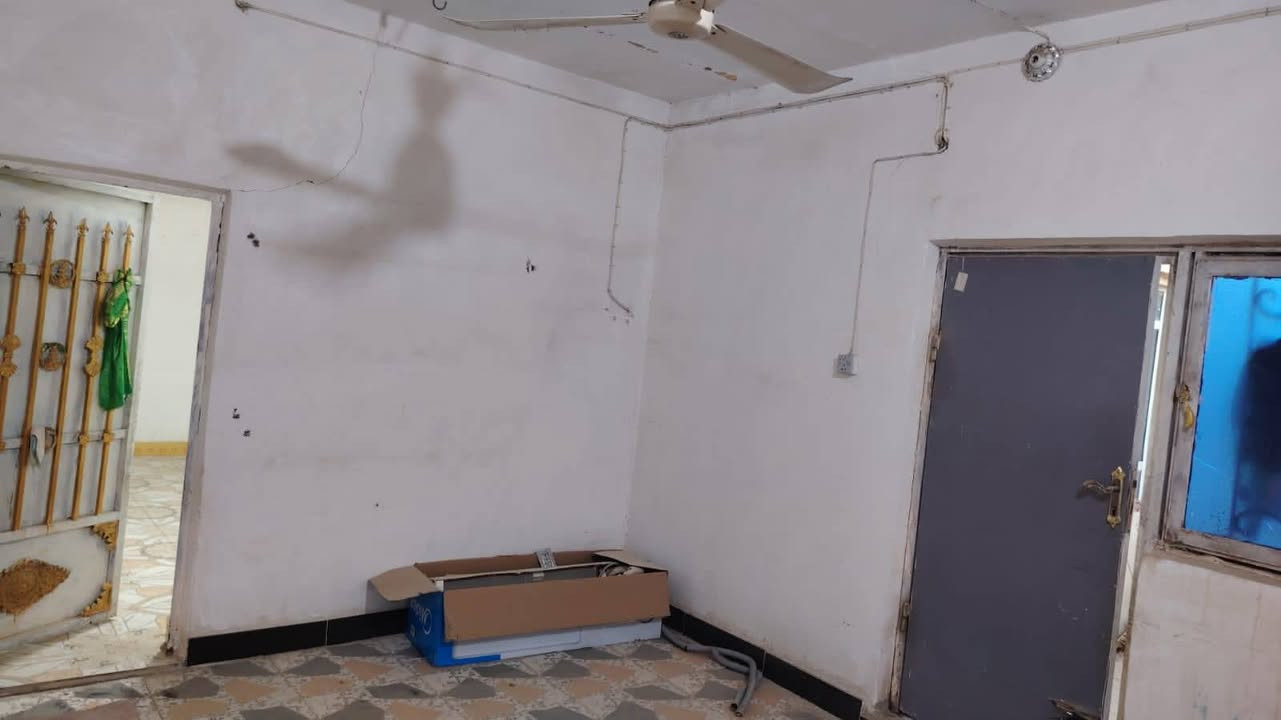 بيت 80متر امامي مع شقه معزوله ثاني بيت عن ركن يحتوي صاله واستقبال وغرفه ومطبخ وصحيات خارجيه بيع مستعجل سعر 105مع مجال***********
