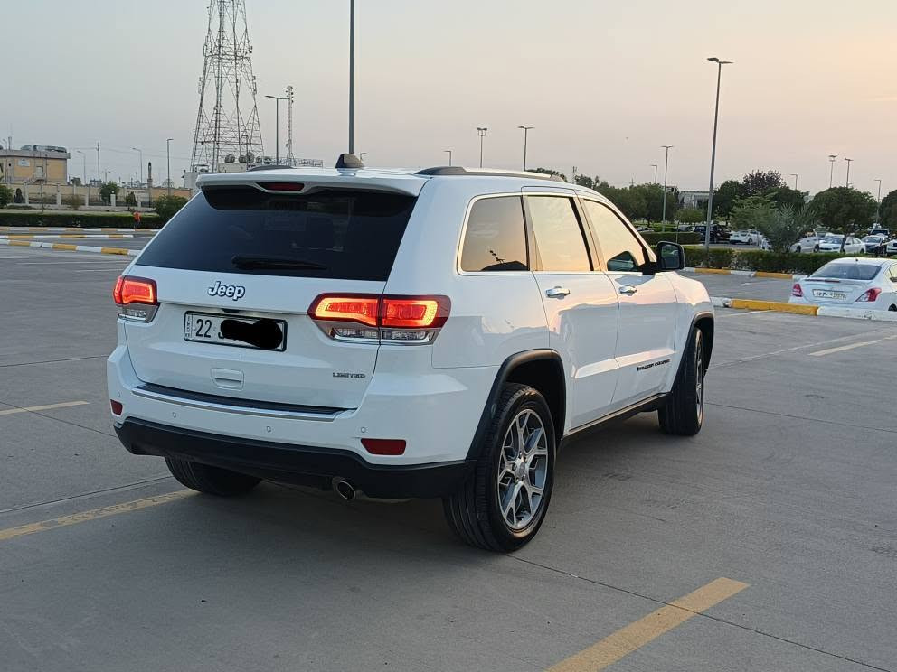 jeep laredo 2022 
‎   ( سعری : 230 وەرەقە و مەجال )  
‎جیب لەریدۆ نموونە لەجوانی 
‎مۆدیل: 2022 
‎فول فول  مواسەفات
‎ بەس دەبل ئەکسل نیە 
‎بۆنیتی سبوخە بێ ناو گرتن 
‎ئەرباگ بەس سوکان سیستەمە 
‎46 هەزار مایل ڕۆیشتیە 
‎ڕەقەم سەنەوی نوێیە 
‎گێرو مەکینە بەشەرتە 
‎شوێن هەولێر 
‎ڕەقەم تەلەفۆن : *********** 
‎ أربيل, العراق
