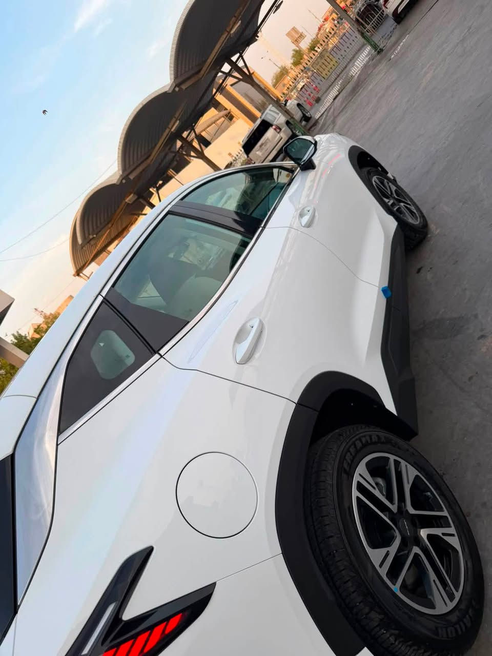 ✨ للبيع: سيارة سوئيست S06 Comfort موديل 2026 – بحالة الزيرو ونظافة ممتازة جداً! ✨
🚗 سيارة مستعملة استعمال قليل جداً، بحالة ممتازة وكأنها جديدة تماماً.
⭐ تعديلات وإضافات خاصة:
 💺 تغليف الكشنات (المقاعد): جلد فاخر إضافي لحماية ومظهر أكثر فخامة.
 🏎️ تغليف الستيرن: جلد طبيعي عالي الجودة لإعطاء ملمس قيادة مريح وفخم.
📋 أبرز المواصفات الفنية:
 المحرك: 1.5 لتر تيربو (4 سلندر) - قوة 156 حصان | عزم 230 نيوتن-متر.
 ناقل الحركة: أوتوماتيكي دبل كلاتش (6 سرعات).
 نظام الدفع: أمامي (FWD).
 اقتصاد الوقود: ممتاز (7.8 لتر لكل 100 كم).
🛡️ أنظمة السلامة والأمان:
 وسائد هوائية أماميّة للسائق والراكب.
 كاميرا خلفية + حساسات خلفية.
 نظام المكابح المانعة للانغلاق (ABS) + نظام التحكم بالثبات (ESC).
 نظام مساعد صعود المرتفعات + نظام التحكم بنزول المنحدرات.
 نظام الفرامل اليدوية الأوتوماتيكي (AUTOHOLD) + مثبت سرعة.
 نظام مراقبة ضغط الإطارات + نظام تجميد المحرك ضد السرقة.
💎 المواصفات الداخلية والخارجية والرفاهية:
 الشاشات: شاشة ترفيهية كبيرة قياس 12.8 إنش + شاشة معلومات القيادة 9.2 إنش.
 الاتصال: دعم أبل كاربلاي واندرويد أوتو لاسلكي + نظام أوامر صوتية.
 الراحة: ثلاجة مدمجة في مسند الذراع الوسطي + فلتر تنقية الهواء N95.
 التقنيات: دخول ذكي (بصمة) + تشغيل عن بُعد + فتح/قفل النوافذ بالبصمة.
 الإضاءة والجنوط: أضواء أماميّة وخلفيّة LED أوتوماتيكية + ويل ألمنيوم 18 إنش.
 منافذ شحن سريع Type-C مزدوجة + وضعيات قيادة متعددة.
🛡️ الضمان:
 ضمان أساسي 6 سنوات أو 20,000 كم.  
 ضمان المحرك 10 سنوات أو 1,000,000 كم.  
💰 السعر المطلوب: (للأستفسار بالخاص ).  
📍 [المكان / المعاينة: [البصره / دور النفط 
📞 للتواصل والاستفسار: [***********] أو التواصل عبر الخاص.
💡 ملاحظة: السيارة جاهزة للتحويل وبحالة ممتازة جداً، لا تحتاج أي مصاريف إضافية.
