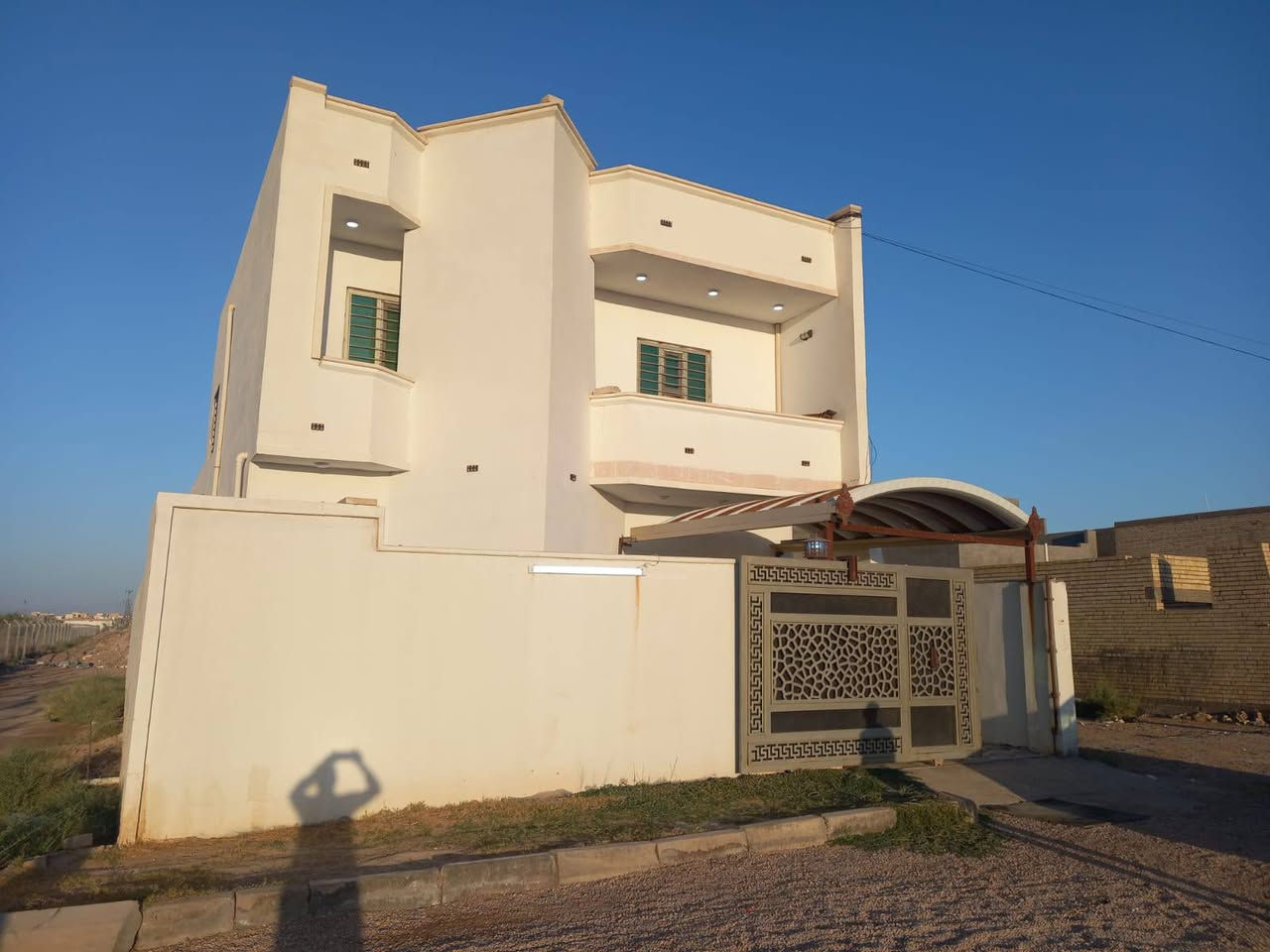 بيت للبيع ركن ٢٠٠ متر مساحته طابقين ٤ قرف نوم بنا ٢٠٢٣ سند تحويل بسمك مجمع سات في ال ٧ كيلو السعر ١٣٥ مليون 
***********
