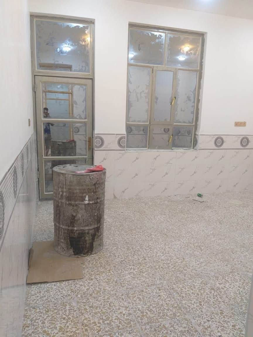 توفر ☑️

دار للبيع

بناء جديد🧱

المساحه 150 متر

زراعي سند 25

يتكون من :غرفتين نوم+صالع وكلدور ومطبخ حار وبارد وصحيات عدد 2

ومناور عدد 2

مؤسس الى الطابق الثاني بيه 3 غرف لكن غير مكتملات 

استلام فوري☑️

صاعد للبيتونه كله سيراميك

العنوان :خلف البانزين خانه مال حمورابي 150 متر  مقابيل مدينه العاب المدهش

الاستفسار ***********

