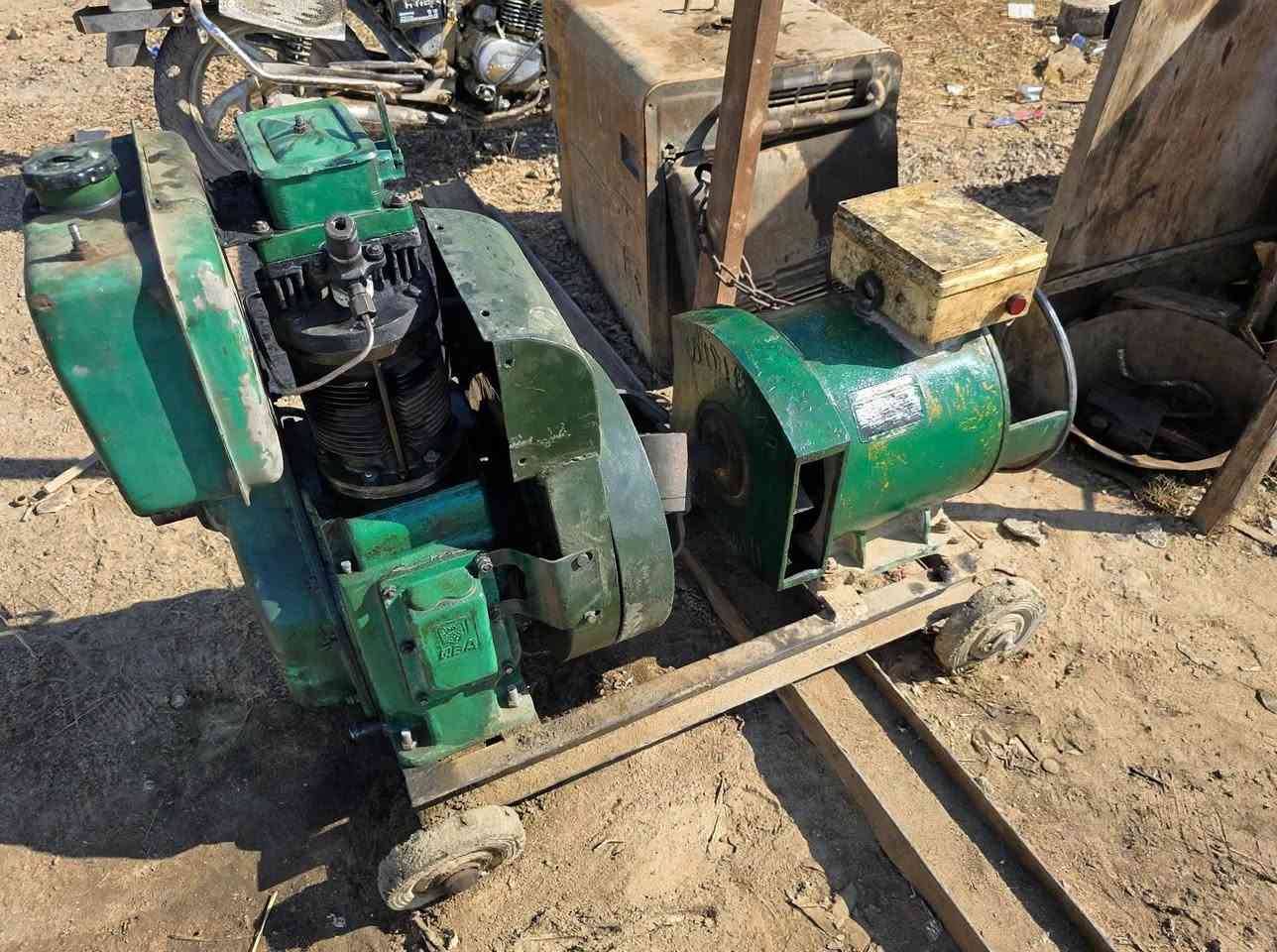 مولد كهربائي كاز 
راس توليد 12.5 K كيفي 3 فيز
قدرة راس التوليد 56 امبير 

محرك 10 حصان
مكان بابل حله 
شغال على الفحص 
***********
