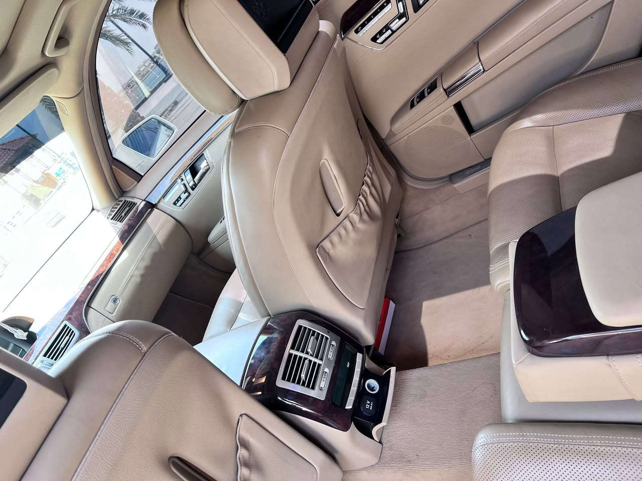 البيع أدوات 
مرسيدس S500 V8، موديل 2010، محدث بالكامل إلى شكل 2015، وارد ألماني، لون أبيض، داخلية بني راما، فول مواصفات.

المواصفات والتجهيزات:

* محرك V8
* جير أوتوماتيك
* جنوط كبيرة
* أبواب شفط
* شنطة شفط
* فتحة سقف
* داخلية جلد بني راما
* مقاعد كهربائية
* ذاكرة للمقاعد
* تسخين وتبريد المقاعد
* تحكم كهربائي بالمقود
* شاشة وملاحة
* كاميرا خلفية
* حساسات أمامية وخلفية
* رادار وأنظمة أمان
* مثبت سرعة
* تحكم بالمقود
* إضاءة زينون
* تشغيل بصمة/زر
* ستائر كهربائية
* تكييف أوتوماتيك
* نظام صوت فاخر
* تحكم كامل بالمقاعد والأبواب
* عزل وراحة عالية

السيارة محدثة من الخارج إلى شكل 2015، وتتميز بالفخامة والقوة والراحة، ومناسبة للي يبحث عن S500 فول مواصفات هاذ رقمي ***********
