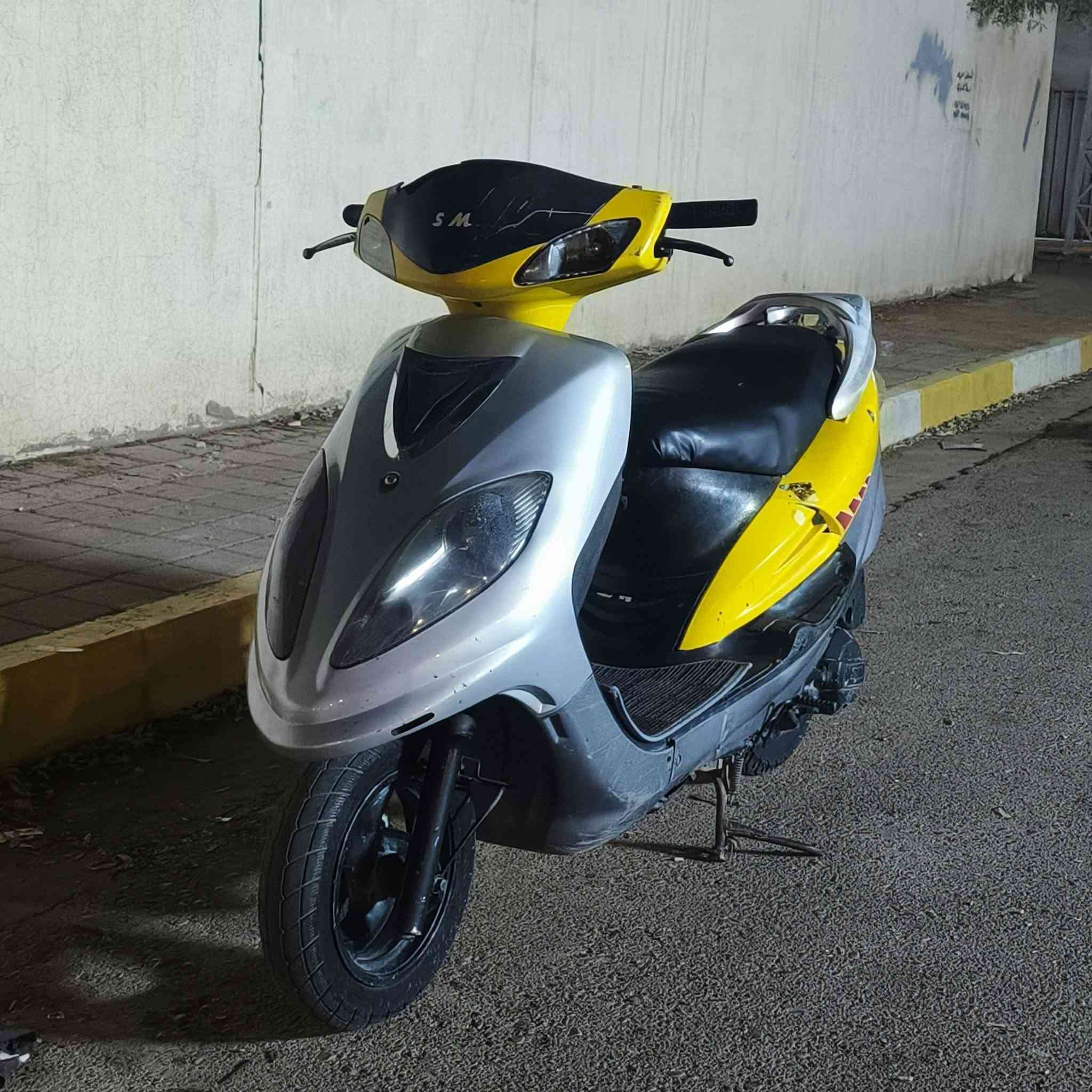 «السلام عليكم من رخصه الادمن»
❗للبيع دراجه سايم ابو عيون مسجل كمرك منفيس كامل فايل مروري لونها اصفر ❕بس مبدل بيها بجم جديد لونه رصاصي دراجه شغاله صلف هندر نكره كهربائيات شغاله عوزها بس باطاريه مابيها دراجه دبلاتها حلوة كلشي شغال بيها رادلها ترتيب بسيط بس 
❗سعرها 450 وبيها مجال حك الجيه للستفسار 
❗***********
