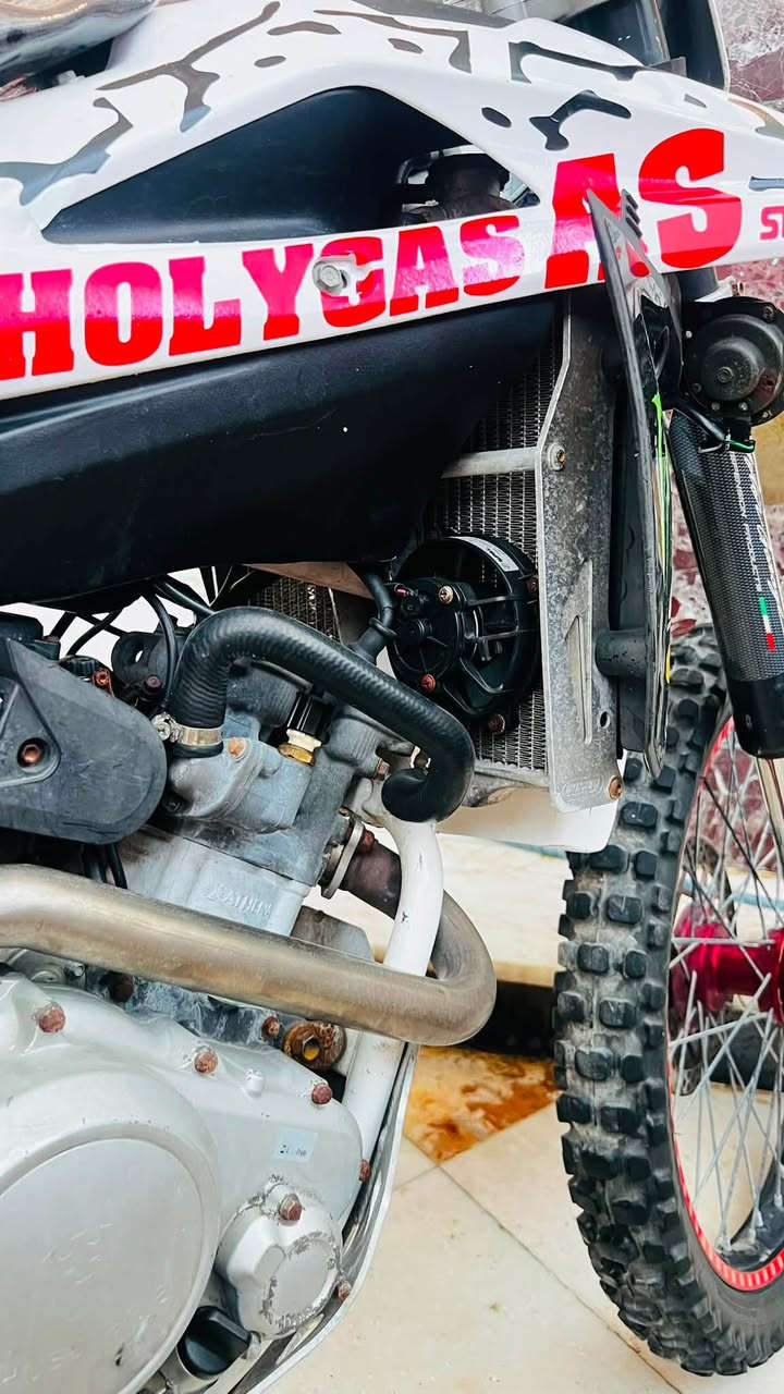 قفاز ياباني. دراجه رمبه  ب 17 وبيها مجال قليل 
عماره  *********** 😇🏍️🚳
