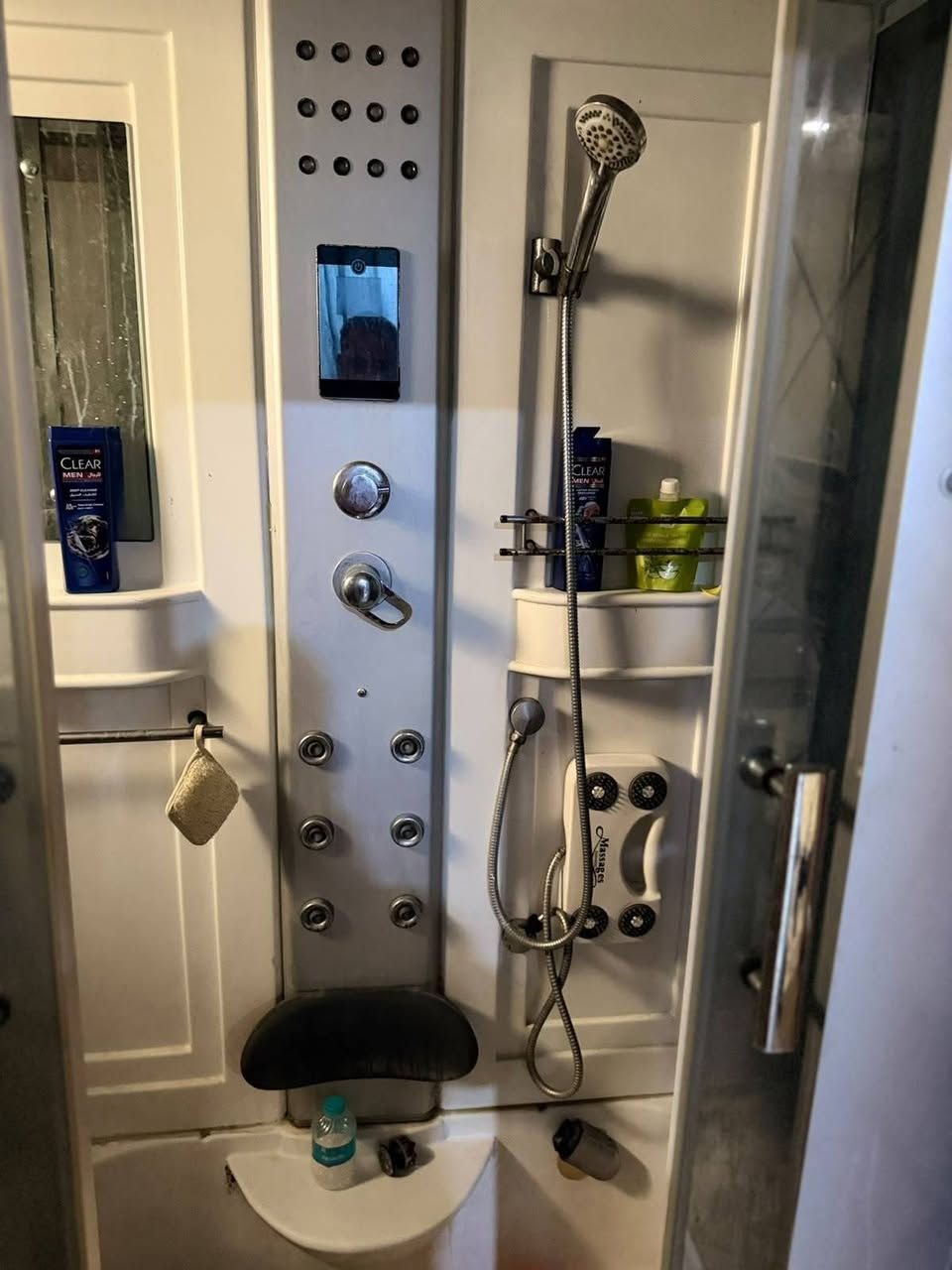 تمام تم التعديل 👌
*للبيع كابينة حمام فاخرة متكاملة - حالة ممتازة* 🔥🚿

حول حمامك لسبا منزلي متكامل!

*المواصفات:*
- *ساونة + بخار* للاسترخاء وتنشيط الدورة الدموية
- *بانيو + دوش جاكوزي* بمساجات مائية
- *نظام صوت بلوتوث* لتشغيل الموسيقى
- *تنقية ماء* للحفاظ على البشرة
- *دوش مطري + دوش يدوي + رفوف تخزين*
- *زجاج سميك وهيكل متين*
- *الحالة: ممتازة جداً*

*السعر: 300,000 دينار* 
قابلة للتفاوض للجادين

*الموقع: شارع 20*
للاستفسار والمعاينة:
************* 📞

الفرصة ما تنتظر.. تواصل هسه
