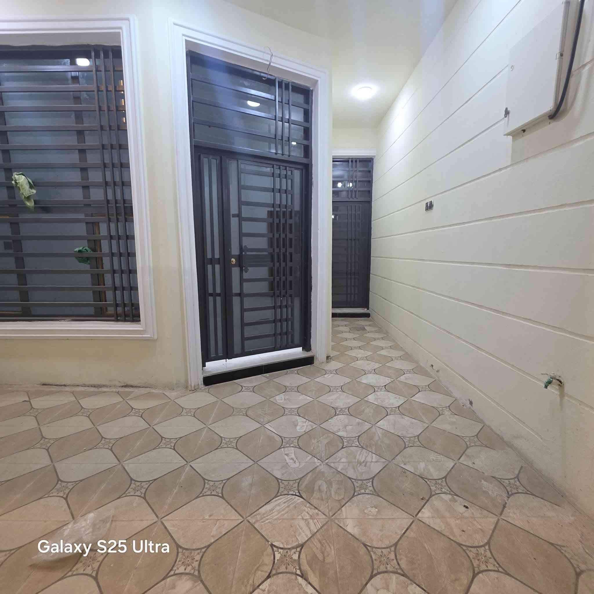 : اعلان دار البيع /📍

⏰ السعر مناسب سارع اللحجز /💰

⏰ السعر 145 بي مجال /💰 

​🏠 دار للبيع (طابو صرف) 🏠
​المساحة: 110 متر مربع (طابقين)
​نوع البناء: كونكريت مسلح (بناء حديث لسنة 2025)
​الموقع: حي الفرات - قرب شارع كلية الطب (خامس قطعة عن الشارع الرئيسي)
​الأرضية: بورسلين تركي
​📐 تفاصيل التوزيع:
الواجهة 5 النزال 22
​الطابق الأول:
​طارمة
​استقبال
​صالة
​مطبخ
​غرفة نوم (عدد 1)
​مجمع صحيات (داخلي وخارجي)
​الطابق الثاني:
​صالة
​غرفة نوم (عدد 1)
​مجمع صحيات
​سطح
​📞 للمراجعة والاستفسار:
مكتب قصر الباشا للاستثمار والتطوير العقاري (إدارة أحمد الشمري)
📍 عنوان المكتب: شارع أسواق طيبة - مجاور أسواق دجلة
​📱 أرقام التواصل:
​***********
​***********

نص مكتوب في الصور:
- Galaxy S25 Ultra