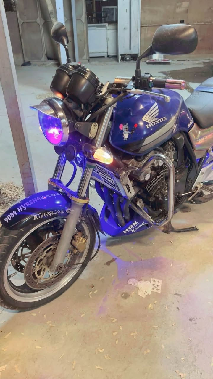 دراجه  CB400
الدراجه خير من الله مكفوله المكينه 
الدراجه نضيفه مبيها اي نقص بس الكيج مال سرعه واكف
والدراجه كلها نضيفه مثل ماموضح بل صور 
مكان الدراجه صلاح الدين قضاء الدجيل 
ومتواجد عل فيس والخط واتساب
***********
